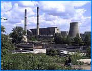 ></p><p class=c_tn>В свете недавнего энергокризиса в Москве наша местная энергосистема намерена вплотную заняться вопросами модернизации, хотя подобные кризисы, по словам руководства, ей не грозят. Об этом было заявлено на пресс-конференции, в которой приняло участие руководство «Ивэнерго», генерирующей и энергосбытовой компании. </p><p class=c_tn>Ивановская энергосистема предстала на пресс-конференции о трех головах. Но заменить одну - Вячеслава Смирнова - не получилось: и харизма не та, и опыта общения с прессой маловато. О Смирнове, который сейчас после аварии проходит курс лечения, почему-то несколько раз было сказано в прошедшем времени: вот, Вячеслав Васильевич, помнится, говорил то-то и то-то, поступал так-то и так-то. Но тут же поправились: пульс управления энергосистемой Смирнов не потерял. И готов вернуться в строй, если не в ближайшие дни, то в ближайшие месяцы. Так что громких заявлений к вящей радости журналистов Вячеслав Васильевич сделает еще немало, но, похоже, выяснять отношения с региональной энергетической комиссией он и его коллеги точно не намерены. Напомним, не так давно вице-губернатор признал за «Ивэнерго» право подать в суд на РЭК из-за того, что на этот год тарифы на электричество были утверждены ниже расценок, рекомендованных федеральной тарифной службой. Но монополист счел, что сумма убытков, которые он потерпит в результате, - 16,5 миллионов рублей - для него не принципиальна, тем более что в перспективе она все равно воздастся сторицей. «Мы в суд подавать не собираемся. Но этот вопрос мы рассматривали с федеральной службой по тарифам. Федеральная тарифная служба учла это дело, и это просто будет восполнено в тарифах на 2006 год», - сообщил исполнительный директор ОАО Ивановская энергосбытовая компания Леонид Жохов.</p><p class=c_tn>Затронули и взаимоотношения с Ивгортеплоэнерго, которое грозится подать в суд на Ивэнерго из-за спора вокруг режима циркуляции. По мнению муниципалов, вода в некоторые ивановские дома приходит не горячей, а теплой, только из-за упорства монополиста. Руководство генерирующей компании парирует с непримиримостью хозяина этого кабинета: режим циркуляции в существующем договоре не прописан, а на нет, как говорится, и суда нет. Лексика и интонация почти смирновские. «Мы готовы обсуждать эти вопросы, и если у нас есть какие-то дополнительные затраты, чтобы организовать эту схему, давайте решать, а кто будет нести эти затраты! У нас очень хорошо считают прибыль в чужом кармане, но почему-то не хотят считать ее в своем», - сказал технический директор ОАО Ивановская генерирующая компания Юрий Чистов.</p><p class=c_tn>Так что принцип утром деньги, вечером стулья живет и побеждает. Что касается вопроса о возможности энергокризиса в Иванове, подобного московскому, то оснований для беспокойства нет. Схема у нас гораздо проще, иными словами, примитивнее. И резерв есть порядочный - ведь мы вырабатываем энергии почти вдвое меньше того, что может выдержать система. </p><p class=c_av>Дмитрий Попов</p>
	
		<div class=