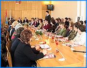></p><p class=c_tn>Законодательное собрание, несмотря на глубокий раскол в рядах депутатов, приняло изменения в закон о бюджете области. Сразу в трех чтениях. Документ позволил распределить 440 миллионов рублей дополнительных поступлений вместо 260, о которых говорил спикер областного парламента. Более того, принят совсем не тот законопроект, о котором двумя днями ранее договорились губернатор и председатель Законодательного собрания. </p><p class=c_tn>Заседание началось с опозданием на 20 минут - бюджетный комитет утрясал последние поправки. Но возражений они, в конечном счете, не вызвали - обе депутатские группы в региональном парламенте были настроены на беспроблемное принятие бюджета. Второго срыва пленарного заседания единороссовская фракция позволить себе не могла. Поэтому заседание прошло стремительно - меньше, чем за полчаса. Накануне председатель Владимир Гришин заявлял, что изменения в бюджете будут приняты в урезанном вдвое размере. На самом деле, распределены все 440 миллионов. «Я не знаю, на каком основании Владимир Сергеевич делал эти заявления. Т.е. якобы на каких-то договоренностях с губернатором. Нам об этих договоренностях ничего известно не было, т.е. администрация совместно с группой Ивановский край решила пойти на согласительные процедуры, и они сегодня утром были проведены», - выступил член депутатской группы Ивановский край Андрей Кабанов.</p><p class=c_tn>И теперь единороссы утверждают, что принят их вариант бюджетных изменений, альтернативный губернаторскому. «Практически сегодня принят тот вариант, который предложила наша депутатская группа, которая не нашла первоначальной поддержки и вынуждена была 2 числа блокировать приемку бюджета в том виде, в каком его предложил губернатор», - сказал руководитель депутатской группы Единая Россия Александр Фомин.</p><p class=c_tn>На деле единороссовский проект отличался от губернаторского перераспределением нескольких десятков миллионов рублей. Часть предложений этой фракции оказалась не соответствующей закону, большую часть сочли здравой и приняли. В срыве единороссами прошлого заседания их оппоненты смысла так и не увидели. «Принят был вариант бюджета, который внес губернатор Ивановской области 20 мая. В него внесен ряд поправок, в том числе депутатами… И заранее мы были готовы к этому диалогу - и администрация, и Ивановский край», - считает Андрей Кабанов. </p><p class=c_tn>Единороссы, не доверяя своим оппонентам, настояли на том, чтобы большинство поправок было внесено и обсуждено заранее. </p><p class=c_tn>Так или иначе, благодаря консенсусу удалось выделить средства на льготный пригородный проезд, ремонт общежитий, части дорог в Иванове и мостов в области. </p><p class=c_av>Василий Когаловский</p>
	
		<div class=