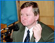 ></p><p class=c_tn>Руководители двух ветвей власти в Ивановской области пришли к окончательному разрыву отношений. Это выяснилось на пресс-конференции председателя Законодательного собрания  Владимира Гришина. Он заявил, что отказывается вести какие-либо переговоры с губернатором Владимиром Тихоновым. Также он сообщил, что направляет в прокуратуру материалы на депутата Олега Мозенкова. Спикер назвал своего политического оппонента членом преступной группировки. </p><p class=c_tn>Первыми же словами Владимира Гришина на пресс-конференции оказалось торжественное обещание больше никогда и ни о чем не договариваться с губернатором. Переговоров с ним «...по предметам каких-либо договоренностей вестись больше не будет». </p><p class=c_tn>И все потому, что он, спикер, лично договорился с губернатором, секвестрировать планируемые изменения в бюджете. А их приняли неурезанными, в полном объеме.  Иными словами, губернатор просто игнорировал присутствие Владимира Гришина в политической жизни области. И только в последний момент появился вариант, который распределял максимум средств по районам. Спикер умолчал о своих переговорах с оппонентами из депутатской группы Ивановский край, - в ходе их часть поправок, предложенных единороссовской фракцией, была отклонена, а часть принята. Вместо этого Владимир Гришин заявил, что принят единороссовский, а не губернаторский вариант бюджетных изменений. «Уже первое чтение в корне меняло суть законопроекта. Из него исключены очень многие объекты, которые на сегодняшний день находятся в прокуратуре на проверке. Кроме этого мы внесли достаточно большую сумму перераспределений в бюджет - сумму 83 млн.р.», - сказал он.</p><p class=c_tn>В работу Законодательного собрания вмешиваются внешние силы, и добиваются замены председателей комитетов в областном парламенте, - сообщил Владимир Гришин. А с противниками в самом областном парламенте его председатель намерен бороться с помощью прокуратуры. Предметом обращения туда станут неназванные коррупционные поправки к бюджету области, а также собранный председателем компромат на депутата Олега Мозенкова. Этот член областного парламента на днях проводил пикет под окнами члена единороссовской фракции Елены Акимовой. «У нас имеется достаточно серьезный материал по преступной группе в Кинешме, в которую входит и г-н Мозенков и его помощник. Связано это с хищением депутатских средств при строительстве детских площадок и ущербе, который нанесен более, чем на 300 тысяч рублей», - подчеркнул Владимир Гришин.</p><p class=c_tn>Кроме того, Олег Мозенков, по словам Владимира Гришина, одну квартиру приватизировал, а другую, служебную, не сдает. </p><p class=c_av>Василий Когаловский</p>
	
		<div class=
