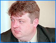 ></p><p class=c_tn>Пресс-конференция председателя законодательного собрания Ивановской области Гришина продолжалась недолго. Как только журналисты начали задавать неудобные вопросы, было объявлено, что у спикера истекло время на общение с прессой. Присутствовавшие в качестве зрителей на мероприятии депутаты Кабанов и Вальков заявили журналистам, что Гришин вводит общественность в заблуждение и провели свою пресс-конференцию. Уже без ограничения времени.</p><p class=c_tn>Ценой бюджетного компромисса стали 2 миллиона рублей на реконструкцию коровника в частном хозяйстве, где живет депутат Фаина Горюнова - в ущерб жителям Луха, а также Ивановского и ряда других районов района, - сообщили члены группы Ивановский край. Депутаты от Единой России были не вольны вступиться за интересы своих избирательных округов - за них все решила партия. А в Лухе так и не начнется ремонт моста - это один из объектов, которые Единая Россия называет коррупционным, впрочем, не приводя фактов. «На Лух было предусмотрено 2 млн. 400 тысяч. Забрали с моего округа 2 млн. коррупционных денег, как будто мост этот депутату Кабанову принадлежит, и отдали эти 2 млн. депутату Горюновой на ее частное хозяйство, на строительство фермы. И это не коррупционное! Понимаете, в чем дело!» - сообщил Андрей Кабанов.</p><p class=c_tn>Однако члены Ивановского края не намерены передавать в правоохранительные органы материалы по Фаине Горюновой, ни по Елене Григорьевой, которая, по их мнению, непонятным образом приватизировала квартиру, ни по Владимиру Гришину, который уже стал фигурантом проверки по уголовному делу. «А вам Владимир Сергеевич, кстати, не рассказывал, сколько было у КСП претензий к Автодору, который он возглавлял? И как мы задним числом, с красными рожами, принимали изменения за 3 года в бюджет, чтобы Владимир Сергеевич, упаси Господь...В тюрьму не сел», - продолжил Андрей Кабанов.</p><p class=c_tn>Это стало ответом на вопрос о претензиях контрольно-счетной палаты по якобы нецелевому использованию администрацией 200 миллионов рублей областного бюджета в прошлом году. Депутаты считают, что если бы претензии по этим 5 % годовых расходов области были серьезными, Москва немедленно срезала бы дотацию региону. В нынешние бюджетные изменения Единая Россия не внесла никаких дополнительных социальных программ, о которых она много говорила. Произошло лишь некоторое перераспределение средств. Причем, не 83 миллионов, о которых говорил Владимир Гришин, а только 45. А это значит, что принят не альтернативный-единороссовский, а первоначальный проект бюджета, внесенный губернатором - с депутатскими поправками. </p><p class=c_av>Василий Когаловский</p>
	
		<div class=