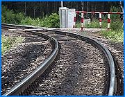 ></p><p class=c_tn>Сотрудники ивановской транспортной милиции задержали преступников, похитивших почти 150 болтов, которыми скрепляются рельсы. </p><p class=c_tn>Закладные болты - это лишь малая часть того, что преступники похищают на железной дороге. Воруют все, что похоже на металл. Но последняя кража 142 закладных болтов - это особый случай. Под угрозой оказалось движение и товарного и пассажирского железнодорожного транспорта. О краже в милицию сообщил один из путейцев. «Произвели необходимые оперативные мероприятия, изъяли вещдоки, установили пути отхода воров, место сбыта похищенного. И к концу вечера того же дня обнаружили преступников, которые совершили хищение закладных болтов», - рассказал начальник Ивановского ЛОВДТ Вячеслав Барсуков.</p><p class=c_tn>Имена задержанных не разглашаются. Но известно, что - это безработные, один из них знал специфику железнодорожного дела, передвигались они на личном автомобиле. Преступники разукомплектовали целый перегон Иваново-Строкино. Сейчас специалисты говорят, что в случае невнимательности путейцев, дело могло обернуться настоящей трагедией. Перегон - один из наиболее оживленных, на месте кражи болтов - крутой поворот. «Последствия могли быть очень серьезными, при снятии болтов - идет уширение путей. И вы знаете, грузовой транспорт и грузы - очень дорогие, а жизнь людей - еще дороже. И последствия этого предсказать было бы невозможно», - сообщил заместитель начальника Ивановского ЛОВДТ Александр Сергеев.</p><p class=c_tn>Сотрудники милиции говорят, что процент раскрываемости таких дел весьма высок. Но дело даже не в цифрах и не в объеме работ. Всего труднее бороться с людским равнодушием, которое может обернуться человеческими жертвами. </p><p class=c_av>Андрей Кузьмичев</p>
	
		<div class=