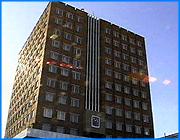 ></p><p class=c_tn>Перебрендировать Иваново, - такую задачу ставят мэрия областного центра и ее партнеры из английского графства Стаффордшир. Они считают, что городу не хватает главной достопримечательности и завлекательного бренда. Прежний - Родина первого Совета потерян. Новый бренд мэрия начнет раскручивать с сентября, но пока он не предан огласке. Об этом было заявлено на заседании комитета по экономике городской Думы Иванова. </p><p class=c_tn>Один из центральных вопросов заседания - о технической поддержке развития туристического продукта в Иванове. Впервые обсуждение сопровождалось показом слайдов. Вероятно, такая техническая оснащенность - результат гранта, на который в Англии создается туристическая программа для развития Иванова. С ней город вскоре сможет получить не только ноутбук с проектором, но совершенно невероятные возможности. Потому что, как заметила заместитель главы города Надежда Тетерина, каждый рубль, вложенный в туристическую отрасль «...заставляет развиваться другие отрасли, совокупный доход которых в целом составляет 9 млн. р. в год. Это расчет чисто экономический, т.е. есть такая формула - если мы вложим 1 рубль в туризм, у нас сразу появляется сувенирная продукция, транспортные услуги и вся инфраструктура. Этот эффект так называется (это американская методика) - мультипликатор. Он умножает в геометрической прогрессии эти деньги». </p><p class=c_tn>Депутаты слушали как зачарованные. Загоревшись идеей вложить в туризм хоть рубль, они согласились в следующем году отдать на благое дело 930 тысяч. Нехитрый расчет показывает, что в экономике Иванова сразу закрутятся 8 триллионов 370 миллиардов рублей. Это в 2,5 раза больше годового бюджета России. Чтобы их освоить, несколько турфирм, гостиниц и других организаций объединятся в городской туристко-информационный центр. Они объявят центр некоммерческим  партнерством, - разумеется, если разрешит Дума, - добавила Надежда Тетерина. Оказывается, она одно время работала экскурсоводом. Депутаты посетовали, что организаторы их еще никуда не вывозили на экскурсии. </p><p class=c_tn>Но пока речь не о том, чтобы ехать в Англию, а о том, чтобы хоть кого-нибудь привезти сюда. Дорог нет, хороших ресторанов мало, в гостиницах нужна еще тысяча мест. Но уже строятся два частных мини-отеля. Иваново должно стать, как выразилась Надежда Тетерина, центром передержки туристов, а это те же отели и вечерние развлечения. «К нам отказываются даже фирмы, которые работают на хороших западных автобусах  сюда приезжать, потому что их негде парковать. Это паркинг специализированный с местом принятия пищи, размещением водителей - там свои правила игры», - говорит Надежда Тетерина.</p><p class=c_tn>Согласно этим правилам, организаторы турпроекта намерены устроить мини-музей города, который бы работал до глубокой ночи. И намерены разместить его в гостинице с брендом Советская, которая, кстати, включена в план приватизации. </p><p class=c_av>Василий Когаловский</p>
	
		<div class=