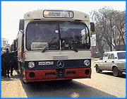 ></p><p class=c_tn>18 автобусов предприятия ПАТП-1 вышли сегодня на рейс в Иванове. Вчера не было ни одного. Транспортный прорыв стал возможен благодаря тому, что автовокзал во вторник перечислил ПАТП 700 тысяч рублей за льготные пригородные проездные. Тем не менее, положение на предприятии далеко от стабильного. </p><p class=c_tn>Конкуренция победила монетизацию. Заявленная Президентом панацея от смерти гостранспорта оказалась слабее рыночных механизмов. Газели оборзели и отобрали у большого брата пассажиров. Результат для трамваев, троллейбусов и автобусов большой вместимости в Иванове очевиден. ПАТПовские автобусы в городе - редкость. Даже 18 штук, выпущенные на маршруты в среду, погоды не делают. А главное, это все нестабильно и непредсказуемо, как лондонская погода. Транспортники все время просят денег. Доходит до смешного. Цитата из последнего письма ПАТП в городскую Думу: Просим вас выделить хотя бы 7 миллионов рублей. «Сегодня возьмем - не выведем, пригород будем обслуживать, межгород будем обслуживать, в город - у нас бензина нет, у нас запчастей нет. Т.е. этот шантаж уже надоел», - прокомментировал мэр Иванова Александр Грошев.</p><p class=c_tn>Электротранспорт тоже скорее мертв, чем жив. Но он нужен, так же, как и большие автобусы. Во-первых и в-главных, эти виды транспорта дешевле. Во-вторых, есть маршруты, незакрытые Газелями. И есть люди, которые просто физически не могут войти в маршрутное такси. «У нас инвалидов-опорников много, и престарелых. В Газель они по состоянию своего здоровья, даже если б им позволила финансовая сторона, войти не могут… И поэтому общественный транспорт необходим», - считает заместитель председателя Ивановского  городского общества инвалидов Надежда Курникова.</p><p class=c_tn>Транспортникам самим выход найти пока не удается. Это пытается сделать ивановская мэрия. Вновь по-рыночному - привлечь к работе частников - владельцев автобусов малой вместимости. Предполагается, что маршрутная сеть ПАТП будет продублирована и сохранена. Более того, ТТУ скоро можно будет называть ТАТУ: трамвайно-автобусно-троллейбусное управление. Там намерены взять в лизинг малые автобусы, которые будут замещать умирающий по утрам и вечерам электротранспорт - по тем же ценам и с теми же льготами. Ну, а руководству  ПАТП городское руководство желает больших успехов. Но на других поприщах. «Когда с собственником определится, то у предприятия будущее есть. Но не в этом, я думаю, виде. И, безусловно, надо еще добавить, там должны придти новые люди, которые имеют опыт антикризисного управления», - сказал начальник финансово-казначеского управления администрации г.Иваново Игорь Старкин.</p><p class=c_tn>Сами транспортные руководители не теряют надежды, что предприятие еще при их жизни вновь заработает на полную мощность. </p><p class=c_av>Сергей Хохлов</p>
	
		<div class=