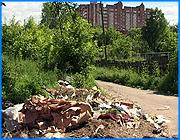 ></p><p class=c_tn>Бомж под мостом на площади Пушкина стал помехой чистоте и общественной нравственности Иванова. Животрепещущий вопрос о бездомном ивановце всерьез обсуждал штаб по благоустройству при ивановской мэрии. Чиновники не намерены предоставлять бомжу жилье, но собираются отправить его в приемник-распределитель. Однако задержать бездомного не удается. </p><p class=c_tn>Когда приезжают сотрудники Фрунзенского райотдела милиции, бомж переходит на другой берег, за который отвечает Октябрьский райотдел. При появлении машин последнего, все происходит в обратном порядке. Теперь милиция предлагает мэрии при очередном появлении бомжа под мостом направить письменный запрос в один из этих райотделов. Актуальной оказалась и проблема стаи бродячих собак, - по выражению Сергея Мкртумяна, в количестве 7 человек. Заместитель мэра потребовал навести порядок в отношениях с живой природой. Заодно он сообщил, что перед заседанием лично объезжал город и обнаружил, что грязь после дождя не высохла. «Роспотребнадзору» предложено запретить торговлю. Но сотрудники этого ведомства заявили, что не учитывают городских санитарных правил. «В принятых санитарных правилах, и кто осуществляет полномочия по исполнению, и кто имеет право составлять протоколы, - наша организация не прописана. Мы руководствуемся своими санитарными правилами», - сказал сотрудник «Роспотребнадзора» Юрий Дайкевич. </p><p class=c_tn>Участники заседания не обсуждали перспективу сноса погоревших домов, которые годами остаются неразобранными, а подчас в них по прежнему живут люди. Потому что им больше негде жить. Грязь на улице Кузнецова не привлекла внимания участников штаба. Эту магистраль не асфальтировали по крайней мере 20 лет. Однако тут же было указано, что на этой улице в урнах много мусора. Правда, съемочная группа телекомпании «Барс» ни одной урны здесь не обнаружила. А еще заместитель мэра выразил благодарность коммунальщикам, которые вручную косят траву около оживленных перекрестков. Иногда за высокой травой не видно светофоров, - заметил главный городской коммунальщик. </p><p class=c_av>Василий Когаловский</p>
	
		<div class=