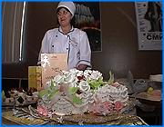 ></p><p class=c_tn>Второй областной конкурс профессионального мастерства кулинаров и кондитеров прошел в Иванове. В программе - домашнее задание, приготовление холодного блюда и соревнование официантов. Кулинарные и кондитерские изыски ивановских рестораторов приехали оценить эксперты из Москвы и Костромы.</p><p class=c_tn>Разговоры о том, что лучших поваров больше среди мужчин - сильно преувеличены, по крайней мере, для Иванова. Из полутора десятков поваров и кондитеров, участвующих в конкурсе, представителей сильной половины было только двое. Блюда, приготовленные ими, выделялись на общем фоне некоторой лаконичностью. Пока солидное жюри оценивало мастерство кулинаров и переходило от стола к столу, участники конкурса нервно ожидали оценки своего труда. По словам поваров, только само блюдо готовили два дня. </p><p class=c_tn>Члены жюри, среди которых была тренер национальной сборной России по кулинарии Ирина Квасникова, расспрашивали о технологии приготовления яств. Но оценивали не только внешний вид блюд, но и культуру их подачи к столу. По крайней мере, как утверждают сами повара, надо приготовить так, чтобы порции легко можно было разложить по тарелкам. </p><p class=c_tn>Ожидание итогов конкурса заняло несколько часов. Тем не менее, имена лучших все же названы. Первое место среди поваров специалисты отдали одному из двух мужчин-кулинаров ивановцу Михаилу Блинову. Лучшим кондитером признана Марина Кудряшова. А самую высокую оценку мастерства официантов получил Антон Выменков. Кроме того, отмечены находчивость и оригинальность некоторых рестораторов. </p><p class=c_av>Марина Четверткова</p>
	
		<div class=