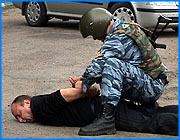 ></p><p class=c_tn>24 июня сотрудники ивановской милиции задержали трех человек, подозреваемых в мошенничестве. Они пытались вымогать деньги у главы администрации Ивановской области В.Тихонова.</p><p class=c_tn>Как сообщили Ivanovonews в пресс-службе УВД Ивановской области, несколько дней назад к одному из чиновников областной администрации, уроженцу Грузии, обратились его земляки. Они сообщили, что в Ивановской области работает федеральная комиссия из некоей весьма серьезной правоохранительной структуры. Результатом проверки может стать уголовное дело против губернатора. За «урегулирование проблемы» было предложено заплатить 120 тысяч долларов США.</p><p class=c_tn>Однако губернатор В.Тихонов обратился в милицию. В момент передачи денежной «куклы» мошенники были задержаны опергруппой управления по борьбе с экономическими преступлениями УВД области. Ведется следствие.</p><p class=c_av>IvanovoNews</p>
	
		<div class=