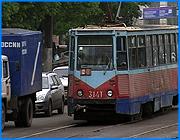 ></p><p class=c_tn>Приравнять пенсионеров к льготникам решила городская Дума. При этом городские власти намерены сохранить общественный транспорт, хотя ТТУ находится в состоянии банкротства. Чтобы спасти предприятие, Дума и мэрия намерены привлечь средства городской казны. Это потребует бюджетных изменений. </p><p class=c_tn>Чтобы спасти транспорт, отремонтировать школы и заменить трубы теплотрасс, нужно внести изменения в бюджет. Часть денег выделяет область, часть будет получена от продажи недвижимости в ближайшие полгода. Однако мнения депутатов разделились. Председатель одного думского комитета считает, что делить 130 миллионов, которых еще нет, нельзя. Другой предлагает поторопиться и не затягивать дело до зимы. А пока город может позволить себе влезть в долги. «Не разделим эти деньги, не будем проводить торги и не будем заключать договоры с теми, кто должен выполнять эти работы - и придем к этой дележке в сентябре месяце. А работы выполнять будем в декабре, а может быть и в январе», - сказал Глава города Александр Грошев.</p><p class=c_tn>В конце концов, договорились еще раз обсудить каждую цифру, которая вызывает разночтения и принять поправки 5 июля. Бюджету предшествует инвестиционная программа. Она предусматривает закупку автобусов средней вместимости - ПАЗиков для трамвайно-троллейбусного управления. Эти автобусы заменят часть трамвайных маршрутов и восполнят недостаток транспорта в вечерние часы. Будет закуплено 20 автобусов. Каждый стоит полмиллиона рублей. Причем, выделение 3,5 миллионов рублей предполагает покупку не 7 автобусов, а 20 сразу.</p><p class=c_tn>Отныне единый муниципальный проездной за 150 рублей позволит ездить на трамваях, троллейбусах и ПАЗиках того же трамвайно-троллейбусного управления. И не только льготникам. Депутаты договорились выделить 11 миллионов в помощь пенсионерам. Они предложили несколько вариантов такой помощи. Один из них - перечисление 100 рублей каждому пенсионеру, но те могут не воспользоваться транспортом. Тогда депутат Игорь Волков предложил: «А почему бы тогда не сделать бесплатный льготный проезд нашим пенсионерам? Тогда не надо будет 100 р. перечислять, тогда получится, что пенсионер получает льготный билет». </p><p class=c_tn>Однако оплатить проезд всех пенсионеров город не смог бы. Поэтому было решено продавать им проездные. Ожидается, что льготные билеты по 100 и 150 рублей купит 15 % пенсионеров города. Пенсионерам вернули льготу, которую отняли в прошлом году, когда городской бюджет был дефицитным. «В этом году бюджет г. Иванова в части дефицита закрыт полностью. И бюджет г. Иванова получил эти деньги от продажи имущества. Естественно, депутаты городской Думы вернулись к тому, что нужно вернуть ту льготу, которую мы в свое время отобрали у пенсионеров, не охваченных федеральными законами», - сказал депутат городской Думы Ольга Белолапова.</p><p class=c_tn>Пенсионеры смогут купить проездные на июль, а единые, вероятно, уже на август. </p><p class=c_av>Василий Когаловский</p>
	
		<div class=