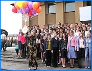 ></p><p class=c_tn>В этом году число медалистов в ивановских школах уменьшилось по сравнению с прошлым. Одна из причин - единый государственный экзамен. Часть выпускников просто не смогла в ходе эксперимента подтвердить свои отметки. Это выяснилось сегодня на ежегодной встрече медалистов с Главой города Александром Грошевым. Несмотря на уменьшение численности, почетных выпускников было много, и принимали их в два захода. </p><p class=c_tn>Некоторым медалистам в течение всей встречи пришлось скромно стоять вдоль стен и даже в дверях. В этом году ивановские школы выпустили 279 медалистов, из них 171 -серебряный. На этот раз встречу провели в форме урока. Звонок и поучения старших - все как в течение 10 прошедших лет. Тема импровизированного занятия - Что такое счастье. Чиновники активно давали советы, как этого состояния можно достичь. Удивил медалистов главный финансист города Игорь Старкин, заявив, что счастье далеко не в деньгах. Но добавил, что без них все же худо. Сами медалисты называли одной из главных составляющих счастья успешное окончание школы. Причем некоторым это удавалось буквально походя. </p><p class=c_tn>Глава города Александр Грошев по традиции говорил, что на медалистов чиновники возлагают особые надежды. Именно из этих ребят могут получиться прекрасные управленцы. Но ответить на вопрос, много ли в городской администрации работает медалистов, мэр ответить не смог. Сам Александр Грошев закончил 8 классов. А потому нынешним выпускникам, признавался Глава, он отчасти завидует: «Восьмой класс - это все-таки большинство еще не определилось в жизни, это просто промежуточный этап. Для меня это была смена, потому что я после этого поступал в техникум. А вот выпускной, когда полностью заканчиваешь школу - всегда более торжественно. У меня такого выпускного не было».</p><p class=c_tn>По сравнению с прошлым годом на этот раз ивановские школы выпустили на 63 медалиста меньше. Одна из причин - проведение единого госэкзамена. Некоторые выпускники в ходе эксперимента оценки подтвердить не смогли. Выпускница Татьня Сухорукова рассказывает: «У меня у одной подруги не хватило одного балла до медали, то есть она набрала 18, а надо было 19. Она очень расстроилась, естественно, потому что был всего один балл разница… Некоторые слетели, потому что задания были действительно сложные, которые школьной программой вообще не затрагивались, и таких заданий мы вообще в школе не решали».</p><p class=c_tn>После торжественной части чиновники и медалисты вышли на крыльцо мэрии. Фото с Главой города на память и воздушные шары - в небо. Может, из-за плохой погоды все происходит стремительно и медалисты расходятся, обсуждая между собой новые испытания - примерно через полмесяца в ВУЗах начнутся вступительные экзамены. </p><p class=c_av>Олеся Чирко</p>
	
		<div class=