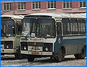 ></p><p class=c_tn>25 поездок в месяц на автобусах ассоциации Экспресс-сервис - все, на что может рассчитывать покупатель единого проездного билета для льготников и пенсионеров в Иванове. При этом число поездок на трамвае и троллейбусе по льготному 150-тирублевому проездному не ограничивается. На деле, Экспресс-сервис может уже с 1 июля полностью прекратить перевозку пассажиров по таким билетам. </p><p class=c_tn>Продажа проездных на июль началась. Но жители пригородов и огородники забеспокоились - 25 талонов на ПАЗики Экспресс-сервиса, которые прилагаются к трамвайно-троллейбусному проездному, на месяц не хватит. Ведь в Горино, на ТЭЦ-3, в Богородское и многие другие места троллейбус не ходит. Эти талоны можно купить только в комплекте с проездным на электротранспорт. Между тем, администрация компенсирует расходы перевозчикам по своему расчету. Компенсация за единый проездной составляет 80 рублей, за сторублевый автобусный - 200. Реально льготно-пенсионный билет обходится Экспресс-сервису в 650 рублей. Убыток за май-июнь – 1 миллион 300 тысяч. Перевозчики обратились в мэрию. Та отреагировала. «В силу того, что городская  администрация не может полностью выполнить свои финансовые обязательства, они ввели ограничения на поездки автобусов ЗАО Экспресс-сервис в размере 25 поездок. Экспресс-сервис предложил мэру заключить договор, который означал бы, что администрация заказывает определенный объем перевозок и соответственно их финансирует. Перевозчики намерены добиваться этого и через суд. Если в течение июля месяца ситуация не изменится, мы вообще прекратим перевозки льготных категорий граждан по единому проездному билету», - сообщил зам. гендиректора ЗАО Экспресс-сервис Вячеслав Авдеев.</p><p class=c_tn>Теперь мэрия заявила, что Экспресс-сервис - организация не муниципальная, а потому его в систему льготных проездных не включат. Это решение уже проведено через Думу. Городские власти рассчитывают на свой автобусный транспорт - 18 - 20 ПАЗиков, которые будут закуплены в июле-августе и переданы все тому же ТТУ. Однако пока их нет, и в мэрии думают о возможности - временно или постоянно - работать с Экспресс-сервисом, хотя уже вычеркнули его из списков. Иначе льготники пригородов лишатся  льготного проезда и окажутся в неравноправном положении. Сам Экспресс-сервис был вынужден свернуть часть маршрутов. И не возит по 20 не только льготников, а  вообще никого. Потому что конкуренты, которые уже поджигали и обстреливали автобусы, грозят повторением эксцессов. Ни мэрия, ни правоохранительные органы безопасности не обещали. А по каким линиям будут бегать городские ПАЗики, пока не объявлено. </p><p class=c_av>Василий Когаловский</p>
	
		<div class=