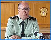 ></p><p class=c_tn>Наркополицейские приурочили встречу с журналистами к двухлетию образования своей службы. Рассказ об истории и достижениях ивановских наркополицейских сопровождался показом практических навыков в борьбе с наркоторговлей. Становление новой службы было связано с немалыми трудностями - кадровыми, техническими, оперативными.</p><p class=c_tn>Кадры - бывшие сотрудники налоговой полиции. Они столкнулись с новым для себя явлением - наркобизнесом. Потому, несмотря на большой опыт оперативной работы, многим надо было срочно переучиваться. Демонстрация навыков задержания журналистам отличается от того, что происходит на самом деле.  </p><p class=c_tn>По словам сотрудников наркополиции, положительный результат есть. Изымают довольно крупные партии наркотиков и психотропных средств. Кроме того, перекрываются каналы их поступления в область. Недавно ликвидирован канал, через который героин поставляли из Таджикистана в Иваново.     </p><p class=c_tn>Два года назад важным вопросом для вновь образованной структуры были не только кадры, но и оснащение. Появилась передвижная экспертная лаборатория. А вот лаской и нежностью, как назвали разработчики два вида наручников, пользуются давно. Однако, ласковыми щелчки браслетов назвать при всем желании сложно. Такой аргумент как дубинка вообще действует угнетающе. </p><p class=c_tn>Еще одно направление деятельности службы наркоконтроля - профилактика распространения наркотиков. Методы и формы разные. Но довольно действенные, по утверждению полицейских. Одна из главных проблем - взаимодействие между управлением наркоконтроля и правоохранительными органами, общественными организациями, медиками и педагогами пока остается нерешенной. </p><p class=c_av>Марина Четверткова</p>
	
		<div class=