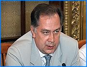 ></p><p class=c_tn>Министр культуры и массовых коммуникаций Александр Соколов находился в минувшие выходные в Ивановской области. Журналист газеты Иваново-пресс сообщил министру о  недавнем обыске в редакции и срыве работы этого независимого издания. В ответ Александр Соколов заявил, что негативные материалы прессы и телевидения по утрам портят людям настроение.</p><p class=c_tn>Министр приехал на выходные, с ознакомительным визитом. Программа почти туристическая - Плес, Палех, Холуй. Александра Соколова встретили рассказом об успехах ивановской экономики и культуры. С Верой Добролюбовой тот, как выяснилось, давно знаком. Спустя несколько минут, во время встречи с прессой, бывшему ректору консерватории журналисты передали Черную книгу с подзаголовком Ивановская культура тихоновско-добролюбовского безвременья. </p><p class=c_tn>Корреспондент газеты Иваново-пресс сообщил министру: в редакции прошел обыск, изъяты все компьютеры с готовыми публикациями, выпуск независимого еженедельника сорван. Ответ министра: пресса печатает слишком много негатива, а людям надо показывать больше хороших примеров из жизни, чтобы поднять им настроение. «Я, например, стараюсь, вообще по утрам не включать телевизор или радио. Просто, чтобы прийти на работу в нормальном состоянии. Потому что у меня просто есть ощущение, что есть такая установка, причем, издалека пришедшая, для того, чтобы народ шел на работу уже в изгаженном состоянии», - сказал Александр Соколов.</p><p class=c_tn>Министр не стал прямо выражать свое отношение к реорганизации музейной сферы в Иванове. Он провел параллель с Соловецким музеем, который тоже собираются объединить с другим. Министерство озабочено, но сделать ничего не может. Потому что теперь этим занимается федеральное агентство по культуре. А руководство этого агентства, во главе с Михаилом Швыдким, Александр Соколов недавно обвинил в коррупции. Туда министр и отсылает недовольных: «Естественно, что свою позицию по этому поводу мы выражаем, особенно в тех случаях, когда возникает у нас явное ощущение, что решение принимается неправильно. Таких несоответствий и несовпадений мнений много. Ответить на вопрос, что у вас является вашим будущим, я вряд ли смогу, поскольку эта информация ко мне не поступает», - сообщил он. </p><p class=c_tn>Однако министр признал: 80 % бюджета его ведомства тратится в Москве и Петербурге. Это означает, что при любых реорганизациях у провинциальной культуры одно будущее - прозябание. </p><p class=c_av>Василий Когаловский</p>
	
		<div class=