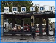 ></p><p class=c_tn>Транспортное предприятие ПАТП-1 переходит из федеральной собственности в областную вместе со всеми долгами. А трамвайно-троллейбусное управление за 5 месяцев получило больше убытков, чем за весь прошлый год. Как развязать транспортно-финансовый узел, депутаты Законодательного собрания Ивановской области пытались разобраться в ходе так называемого Часа администрации в областном парламенте.</p><p class=c_tn>На этой встрече с представителями администрации депутаты обсуждали работу общественного транспорта. Потому что система проезда льготников вызывает претензии, а транспортные предприятия накопили огромные долги и оказались почти банкротами. Управление Ивавтодор обещало расширить возможности льготников на внутриобластных маршрутах. То есть позволить им ездить не только на автобусах пригородного сообщения, а на любых. Но долги транспортников от этого не уменьшатся. Город не отдал деньги ПАТП-1 за перевозку ветеранов и инвалидов еще в прошлые годы. А городу не перечислила их область. «Только признанная задолженность - 180 млн. И еще непризнанная задолженность - 100 млн, по которой нам сказали: сроки исковой давности прошли. Что, надо было с областью судиться в то время? Мы все-таки верили, что нас не бросят», - сказал глава г. Иванова Александр Грошев.</p><p class=c_tn>Трамвайно-троллейбусное управление за 5 месяцев накопило столько же убытков, сколько за весь прошлый год. Потому что бюджет компенсирует затраты только на проезд федеральных льготников, а областных, например, ветеранов труда - нет. Теперь депутаты признают: транспортникам, следует выделить деньги на погашение долгов. Это означает, что Законодательное собрание будет готовить изменения в областном бюджете. Тут же выяснилось - федерального предприятия ПАТП-1, которому бюджет должен деньги, больше нет. Оно стало областным,- по решению правительства. Сегодня там работала инвентаризационная комиссия. «Выполнением основных уставных обязанностей будет перевозка пассажиров и, соответственно, то, что связано с транспортом: обслуживание транспортных средств. Не только собственной принадлежности. Но есть надежда, что другие перевозчики будут приходить и пользоваться услугами данного предприятия», - подчеркнул начальник отдела госрегулирования транспорта Ивавтодор Гела Джишкариани.</p><p class=c_tn>Любопытно, что к этой работе будет привлечено и нынешнее руководство ПАТП-1. </p><p class=c_av>Василий Когаловский</p>
	
		<div class=
