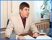 ></p><p class=c_tn>Законодательное собрание Ивановской области может быть распущено за неисполнение решения суда. Однако оно же вправе продлить свои полномочия до марта. При этом, выборы ивановской городской Думы и мэра могут состояться не в декабре нынешнего, а в октябре будущего года. Об этом шла речь на брифинге, который провел новый председатель областной избирательной комиссии Виктор Смирнов. </p><p class=c_tn>Новый председатель облизбиркома говорил о новом законе, который касается избирательного процесса в России. Сегодня закон рассматривала Госдума, а с 1 августа он уже вступит в силу. Теперь все выборы будут проходить только два раза в году - в марте и октябре. На каждое голосование избирателям может быть предложено не больше четырех избирательных бюллетеней. Выборы в областной парламент можно провести либо в декабре нынешнего года, когда закончится срок полномочий депутатов, либо в марте будущего. Если законодатели продлят свои полномочия на полгода, а губернатор этот документ подпишет, выборам быть в марте. «Если до конца августа в Ивановской области такой закон принят не будет, значит, действует срок, который установлен уставом Ивановской области. И выборы в Законодательное собрание Ивановской области в этом случае состоятся в начале декабря текущего года», - сказал Виктор Смирнов.</p><p class=c_tn>Областной парламент должен принять решение и по выборам в городах. Однако возможен юридический казус, когда в марте совпадут выборы депутатов Законодательного собрания области - это два бюллетеня на каждого избирателя, депутатов ивановской городской Думы - еще два - и мэра города - уже пятый избирательный бюллетень. По закону их может быть только четыре. Разделять городские выборы нет смысла - значит, их перенесут на будущий октябрь. То есть, мэр и Дума проработают сверх нормального срока почти целый год. Интерес к идее такого переноса в облизбиркоме уже заметили. Но не исключено, что Законодательное собрание области не успеет принять никакого решения о выборах и будет распущено. Потому что оно не выполнило судебное решение. Суд обязал областных законодателей незамедлительно решить, может ли в области пройти референдум о всенародных выборах губернатора. Как говорит Виктор Смирнов: «На минувшем заседании Законодательного собрания фактически наш законодатель уклонился от выполнения этой обязанности. Т.е. решения по этому поводу принято не было». </p><p class=c_tn>Срок  для решения истечет 9 июля. Но до конца лета законодатели собираться не намерены. Это означает, что избирком обратится в прокуратуру. В результате, областной парламент может быть распущен указом президента. Тогда переносить выборы будет некому и незачем.</p><p class=c_av>Василий Когаловский</p>
	
		<div class=