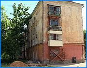 ></p><p class=c_tn>Жители одного из домов в Пустошь-Боре г. Иванова опасаются потерять жилье. Несущая стена в их квартирах дала трещину - со второго по четвертый этаж. На первом - предприниматель, выкупивший площадь под магазин, начал перепланировку помещений. Люди, живущие на верхних этажах, пытаются выяснить, насколько безопасно жить в этих квартирах и кто оплатит материальный ущерб. </p><p class=c_tn>Квартиру на первом этаже выкупили под магазин. Начали перепланировку. Без разрешения соответствующих органов. Разбор несущей стены привел к тому, что трещины пошли до четвертого этажа. В итоге, старания людей сделать жилье красивым и удобным пошли насмарку. Кроме того, как утверждает руководство МПЖХ, реальная угроза жизни этих людей была - стена просела, как минимум, на 5 сантиметров. Сотрудники же МЧС, которых вызывали жители, чтобы выяснить, не рухнут ли стены, ничего конкретного сказать не смогли.  </p><p class=c_tn>По словам жителей, инициатор перепланировки господин Толкачев, очень интеллигентно принес свои извинения. Однако этого недостаточно. Неизвестно, удастся ли восстановить стены. А самое главное - кто будет оплачивать капитальный ремонт и возмещать материальный ущерб. </p><p class=c_tn>Сейчас, по словам директора МПЖХ Владимира Шумкова, который лично выезжал на место ЧП, ситуация стабилизировалась. Дальнейшего разрушения несущих стен не будет. Пока установлена только одна металлическая опора. Но подрядная организация, которая ведет строительные работы, поставит их еще в нескольких местах. Это на контроле главы Иванова. О том, какие санкции будут применены к хозяину помещения, самовольно начавшему перепланировку, неизвестно. Кроме, конечно, требований возместить ущерб от жильцов дома. </p><p class=c_av>Марина Четверткова</p>
	
		<div class=