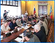 ></p><p class=c_tn>Вновь избранным главам городских и сельских поселений готовы простить любое безрассудство, лишь бы не поставить под угрозу предстоящий отопительный сезон в Ивановской области. С 1 января эти люди вступают в должность, но, скорее всего, их полномочия на время отдадут в руки глав ныне действующих районных администраций. Такой вариант взаимоотношений обсуждался сегодня с руководителями органов местного самоуправления на специальном совещании у губернатора. </p><p class=c_tn>Выборы состоялись. И вот выясняется, что без поддержки районных администраций вновь избранные главы абсолютно беспомощны. Не хватало еще, чтобы кто-то из таких едва поспевших сельских начальников провалил посреди зимы отопительную кампанию в своем поселении. Именно поэтому предстоит срочно вводить новичков в курс дела, а кто это сделает, как не их старшие товарищи: Астафьев, Климов, Жубаркин и прочие. Направлять же новоизбранных глав попросили как можно более терпимо - ведь малым детям принято прощать всякие глупости. «Руководителям нужно объяснить, чтоб они терпеливо относились к их просьбам, замечаниям, требованиям, если даже они носят несколько, я бы сказал, безрассудный характер. Они это будут высказывать не потому, что они все плохие, а в силу незнания существующих проблем», - сказал заместитель губернатора Владимир Стариков.</p><p class=c_tn>Многие знания умножают печали. У районных начальников, которых сегодня собрали в зале, от своих забот голова идет кругом, а тут еще на общественных началах целый детский сад в люди выводить придется. И если бы была хоть какая-то четкость в последствиях реформы. Больше всего путаницы в том, как хозяйствовать, как распорядиться добром, которое прежде было общим, по каким принципам, ведь что-то, вероятно, придется и отнять.</p><p class=c_tn>Все эти нюансы главам предложено прописать в уставах. Целых полгода на эту работу еще есть. Ключевым пунктом в этих документах, похоже, будет пункт о делегировании полномочий. Другими словами, за новичков их старшим наставникам с 1 января придется и пить, и есть, и белье стирать. «Надо, чтобы они вам делегировали право по формированию, я не говорю, по исполнению, по крайне мере, по формированию бюджета. Потому что ни одно сейчас поселение практически самостоятельно сформировать бюджет не сможет», - выступил начальник областного финуправления Александр Грузнов.</p><p class=c_tn>Впрочем, все на время изъятые полномочия главам сельских и городских поселений постепенно вернут. Сейчас важно, настаивают власти региона, ни в коем случае не устраняться от проблем вновь избранных руководителей. До тех пор, пока те не поднатореют в чиновничьей науке. По оптимистичному прогнозу того же Грузнова, в колею все, дай Бог, войдет лет через 5. </p><p class=c_tn>Вариант сотрудничества, предусматривающий делегирование полномочий и постепенный возврат их, будет вынесен на рассмотрение вновь избранных глав в пятницу, 15 июля.</p><p class=c_av>Дмитрий Попов</p>
	
		<div class=