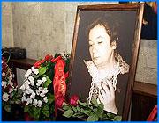 ></p><p class=c_tn>Похороны режиссера ивановского молодежного театра Регины Гринберг прошли сегодня на кладбище в местечке Богородское. Проститься с Региной Гринберг пришли многие члены ее театральной труппы и деятели культуры города. Церемония в ритуальном зале проходила без траурной музыки - но с аудиозаписями спектаклей молодежного театра. Артисты повторяли вслед за фонограммой слова, которые запомнили навсегда, еще на репетициях пятидесятых-восьмидесятых годов. Театр Регины Гринберг поднял несколько поколений ивановской интеллигенции. Настало время воспоминаний об этой эпохе. </p><p class=c_tn>Театр, за существование которого приходилось бороться, был делом жизни Регины Гринберг. Теперь, - говорили участники церемонии, - ясно, что такому театру и такому режиссеру в Иванове больше не быть. </p><p class=c_tn>В молодежный театр приезжали видные поэты и режиссеры из столицы. Город был признан театральным. Только в последние годы жизни Регины Гринберг ивановские власти осознали значимость этого. </p><p class=c_tn>Документальное наследие режиссера будет передано в областной архив. Еврейская община создаст постоянный стенд в память о Регине Гринберг. А члены труппы надеются открыть музей театра. Но в его бывших стенах это невозможно: помещение не восстановлено и за 15 лет после пожара. Проезжая мимо руин, траурная процессия дала прощальный гудок. </p><p class=c_tn>Регина Гринберг похоронена на кладбище в Богородском. Прощальная горсть земли - вниз, но говорили собравшиеся о режиссере, который, по их словам,  возносил души вверх, к высоким жизненным смыслам. </p><p class=c_tn>Близ могилы Регины Гринберг - захоронения ивановских поэтов. Теперь они вместе.  </p><p class=c_av>Василий Когаловский</p>
	
		<div class=