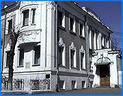 ></p><p class=c_tn>При ивановской областной администрации будет создано специальное правовое управление. Оно займется вопросами регистрации уставов 154 сельских и городских поселений, образованных на территории губернии. Эти уставы должны быть разработаны на местах до истечения года. Об этом было заявлено на сегодняшней встрече региональной власти с вновь избранными главами поселений. </p><p class=c_tn>Реформа требует серьезных корректив, но отступать от нее мы не вправе. Вот вкратце суть выступлений высших должностных лиц губернии. Другими словами, что бы кому не нравилось, а тянуть воз придется. В то же время выяснилось, что отношение многих ныне действующих районных глав к нынешним преобразованиям сугубо отрицательное. Но поспешность реформы, похоже, начали понимать и наверху.  «И  в этот закон, 131 ФЗ, будут внесены определенные изменения, и не сразу все полномочия должны свалиться на вновь избранных глав муниципальных образований. Они должны внедряться постепенно. Тогда для населения особых потрясений не произойдет. А как может сегодня население относиться к этому закону, когда закон основной гласит, что власть приближается к народу, а мы на территории района сокращаем три администрации. О каком приближении власти к народу может сегодня говориться!» - сказала глава Южского района Валентина Сысуева.</p><p class=c_tn>Однако районные начальники обещают новичкам всяческую помощь и поддержку. Сейчас задача вновь избранных руководителей - разработка уставов поселений и, конечно, формирование местных бюджетов. Поскольку и опыта, и возможностей для этого на местах маловато, главам предложено делегировать свои полномочия финансовым органам районных администраций. Проблема в том, что на сегодня нет никаких исходных данных, которые позволили бы определить, к примеру, налоговый потенциал поселений. Сами вновь избранные руководители хорошо понимают, сколь велики будут местные бюджеты и чего будет стоить в глазах населения их собственный властный ресурс.  «В сельских поселениях сейчас налогооблагаемая база ничтожно мала по сравнению с городскими поселениями, что ближе к Иванову. У нас в Ильинском районе ничтожно мала эта база, и сельские поселения будут испытывать очень большие трудности. Поэтому мы, в принципе, должны будем опираться на своих глав администраций районов», - отметил глава Аньковского сельского поселения Ильинского района Александр Дмитренко.</p><p class=c_tn>А глава Костяковского сельского поселения Юрьевецкого района Александр Сергеев поддержал: «Мы финансово не состоятельны. Население от нас ждет, чтобы мы решали вопросы, а мы финансово не состоятельны. Какой диалог может происходить между населением и финансово несостоятельным человеком. Это все равно, что человек со стороны и плохой хозяин. Какое отношение может быть к власти!»</p><p class=c_tn>Естественно, что вопросы из зала касались именно этих болевых финансовых моментов. К примеру, на местах уже сейчас хотели бы видеть цифры зарплат будущих сотрудников. А некоторые из присутствующих сочли, что уже на стадии разработки уставов имеют право на денежное вознаграждение. Только с того момента, когда вступите в полномочия и только из ваших бюджетов, - подчеркнул губернатор. До тех пор все избранные главы на общественной работе. </p><p class=c_av>Дмитрий Попов</p>
	
		<div class=