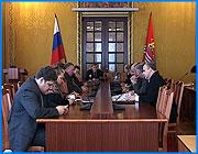 ></p><p class=c_tn>У вновь избранных глав поселений не будет возможности контролировать систему ЖКХ, а при худшем раскладе - нечем оплачивать коммунальные услуги. Как предотвратить и преодолеть эти и другие форс-мажорные последствия федеральных реформ, обсуждали сегодня на встрече губернатора Ивановской области с представителями партий и общественных движений </p><p class=c_tn>В новом году на такой же встрече их будет несколько меньше. Изменения в федеральном законодательстве предполагают ужесточение требований к партиям. Увеличение представительства на местах, строгая отчетность. За мелкие и не очень промахи уже поплатились 9 общественных организаций области - 4 из них по решению суда ликвидированы. По сути это означает политическую смерть партии. «Приостановление деятельности регионального отделения партии влечет приостановление практически полностью ее деятельности. В том числе участие в массовых мероприятиях, выборах и референдумах», - сказала специалист по делам общественных объединений Управлений федеральной регистрации по области Валентина Журавлева.</p><p class=c_tn>Но это меньшее из зол. Главный вопрос - когда же будут выборы в законодательное собрание? Вариантов аж три: декабрь, январь либо март. По мнению губернатора, парламентские выборы в декабре приведут к спешке при принятии областного бюджета будущего года, либо вообще к срыву. По закону, если бюджет не принят до начала нового  года, финансирование идет из расчета 1/12 прошлогодних расходов в месяц. Но у новообразований текущего бюджета нет. То есть они будут получать 0/12. Но даже в случае нормального финансирования картина далеко не благополучная. «Приходит 1 января, в бюджет сельских или городских поселений включаем строку, которая гласит, что они должны оплачивать расходы на ЖК услуги и чтобы это ЖКХ функционировало, оплатить они смогут, а вот финансирование обеспечить они не смогут. У них на этот момент не будет структуры, которая будет этим заниматься. И потребуется год-два-три, чтобы эти структуры были созданы, хотя не исключено, что создание таких структур в каждом сельском поселении приведет к резкому удорожанию всей системы власти, а, значит, это приведет к резкому росту цен и тарифов и цен на ЖКУ», - подчеркнул губернатор Владимир Тихонов. </p><p class=c_tn>Как сложится ситуация в поселениях после 1 января, во многом зависит от расторопности парламента текущего созыва. Если в сентябре они начнут работать в согласии с избиркомом и действующим законодательством, шансы поселений пережить эпоху перемен резко возрастают. Однако пока депутаты не демонстрируют дружбы даже по отношению друг к другу. </p><p class=c_av>Сергей Хохлов</p>
	
		<div class=