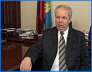></p><p class=c_tn>За решеткой находится исполняющий обязанности начальника областного управления Ивавтодор Валерий Цой. Он был задержан, а затем, по решению суда, арестован в качестве подозреваемого по факту получения взятки в крупных размерах. Между тем, московская газета Коммерсантъ, со ссылкой на руководство Законодательного собрания Ивановской области, сообщила о причастности к этому делу губернатора Владимира Тихонова. </p><p class=c_tn>В ночь с пятницы на субботу в Иванове был задержан фактический руководитель Ивавтодора Валерий Цой. По сообщению газеты Коммерсантъ, он был взят с поличным при получении взятки от руководителя двух частных дорожно-строительных фирм Тельмана Ферояна. Первоначально сообщалось о том, что размер взятки составлял от 900 тысяч до полутора миллионов рублей. Затем цифра снизилась до 400 тысяч. Прокуратура области возбудила уголовное дело по факту получения Валерием Цоем взятки в крупных размерах. Эта формулировка означает, что речь идет о сумме, превышающей 150 тысяч. Валерий Цой арестован судом, а его содержание под стражей продлено на 10 дней. Однако обвинение пока не предъявлено. Расследование проводит прокуратура. По сообщению «Коммерсанта», часть взятки якобы предназначалась Владимиру Тихонову. Официальные лица прокуратуры отрицают сведения о возбуждении дела против губернатора или каких-либо следственных действиях в отношении его. ФСБ также не подтверждает данных о причастности Владимира Тихонова. Не подтвердилась информация о якобы проведенных обысках в рабочем кабинете и на квартире главы области. Заметим, что о них Коммерсанту рассказал председатель Законодательного собрания области Владимир Гришин. Сам губернатор, выступая перед представителями партий, заявил о провокации, которая подготовлена его политическим оппонентами при возможном участии правоохранительных органов. «У нас впереди должно быть выдвижение Президентом кандидатуры на пост главы администрации Ивановской области. Мои политические оппоненты делают все возможное для того, чтобы любой ценой замарать мое имя на месяц, на 2, на сколько угодно для того, чтобы не допускать, чтобы кандидатура была выдвинута», – сказал он.</p><p class=c_tn>При этом губернатор сообщил, что в связи с делом о взятке, интерес проявлен еще к некоторым фигурам, однако не назвал их. Депутат Законодательного собрания Ивановской области Сергей Вальков в последние месяцы контролировал работу конкурсной комиссии по размещению бюджетных заказов на дорожное строительство в области. В начале лета он предал огласке попытку Валерия Цоя разместить трехсотмиллионный заказ на частном предприятии Ферояна. Вмешалась областная администрация, и заказ был передан костромской фирме, которая предложила заметно лучшие условия. Еще один крупный заказ получило государственное предприятие  - Кохомское ДРСУ-1, которым руководит директор Горобец. Однако, оно от выполнения отказалось, поэтому заказ прейдет одному из предприятий Ферояна. «Поэтому за что давать взятку, просто непонятно. По-моему, это чистой воды провокация… Потому что не за что давать. Во-первых, Цой не сам решает. А во-вторых, то, что Фероян получит, он получит в любом случае. Вопрос решается автоматически через Горобца…  На Горобца опять же, как мне известно по слухам, надавил тот самый Бабич. А он активный член «Единой России»», - сказал Сергей Вальков. Депутат полагает, что экономической подоплеки в очередном скандале вокруг губернатора нет, его причины - чисто политического свойства. Тем временем, в прокуратуре заявляют, что расследуется обычное уголовное дело, и только размер взятки заметно выше обычного для Иванова. </p><p class=c_av>Василий Когаловский</p>
	
		<div class=