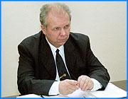 ></p><p class=c_tn>Редкий случай, когда шум интересен не меньше, чем событие. Во всей этой скандальной истории вокруг ареста Валерия Цоя привлекает внимание не только уголовно-политическая фабула и комментарии, но и то, как, где и когда эти события освещались и появились впервые. </p><p class=c_tn>На пять с плюсом. Даже сторонники действующего губернатора Ивановской области вынуждены отдать должное его оппонентам в том, как и где был подан материал. Первым застрельщиком стал КоммерсантЪ. Выбор средства массовой информации более чем удачен. Тираж, доверие читателей, профессионализм, имидж неподкупного издания. Выдают лишь журналистские ходы и спешка, сопутствовавшие публикации. «Обычная практика у СМИ московских - это узнавать новости у ивановских журналистов. В данном случае налицо если не заказ, то слив информации заинтересованными лицами», - считает обозреватель еженедельника Иваново-Вознесенск Александр Горохов.</p><p class=c_tn>Обращает на себя внимание подбор фотографий. Владимир Ильич везде выглядит, мягко говоря, невкусно. Особенно на снимке, которым впору иллюстрировать Стивена Кинга. Ну, а вслед за Коммерсантом пошла писать губерния, включая, конечно, и одноименную телепрограмму. Больше всего на ниве объективности и достоверности отличился сайт Компромат.ру. От компромата особенно досталось вице-губернатору Юрию Токаеву. В изложении этого ресурса, осетин Токаев стал выходцем из Чечни и записан в актив цитата Вездесущей чечено-ингушской мафии. И вывод: Иваново по количеству чеченцев во властных структурах начал напоминать Гудермес. Такие шедевры журналистики играют отнюдь не в пользу тихоновских оппонентов. Но главное им удалось: поднять шум и остаться в роли суфлера. Правда, уши из будки все-таки торчат. «ФСБ - они не могли слить этой информации. Это не в их интересах. Прокуратура - тоже незаинтересованный орган. Цой, извините, он находится в изоляторе. Значит, та сторона, которая передавала деньги... Ни для кого не секрет, скажем, кто поддерживает Тельмана Ферояна в его делах и с какими политическими силами он связан, - говорит Александр Горохов.</p><p class=c_tn>Прогнозов по поводу исхода этого скандала множество. Но с большой степенью вероятности можно предположить, что окажется много стрелочников и рикошетов. Не исключено, что будут рикошеты и в сторону журналистов. </p><p class=c_av>Сергей Хохлов</p>
	
		<div class=