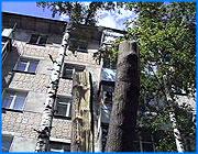 ></p><p class=c_tn>За 4 дня после прорыва водопроводной трубы сотрудники 18 ЖРЭУ приходили уже трижды. Однако ремонт до сих пор не начат. </p><p class=c_tn>Воду в доме по улице Каравайковой отключили еще в прошлую пятницу. И, как назло - перед выходными. Поначалу, значения этому не придали, к таким отключениям привыкли. Неладное почувствовали, когда вода не появилась и в понедельник. Поскольку дом старый и водопроводная система проходит как раз под квартирами, то причину отключения жители поняли сами. «Я решила банки поставить в подполье, я открываю подполье то, а там.... полнехонько воды, ой, я побежала скорее в ЖРЭУ», - рассказывает одна из жительниц.</p><p class=c_tn>Воду из подпола в квартире Лидии Новиковой вычерпывали целый день. Из-за аварии ее перекрыли во всем доме. Мастеров из местного ЖРЭУ долго ждать не пришлось. Только вот определить, в каком точно месте произошел прорыв, они не могут. Решили вскрывать полы в коридоре у Лидии Михайловны. Однако застать коммунальщиков в работе нам не посчастливилось. Мастера бросили инструмент на месте и быстро исчезли только заслышав о телекамере. Тем не менее, на заявку жильцов о ремонте отреагировали. Возмущают людей лишь темпы работ. В некоторых случаях мастеров из домоуправления ждать приходится месяцами. </p><p class=c_tn>Надежды на скорое решение проблемы нет. Как нет то необходимых материалов и денег в ЖРЭУ, то людей, то времени. Поэтому когда появится вода в двенадцатиквартирном доме неизвестно. </p><p class=c_av>Марина Четверткова</p>
	
		<div class=
