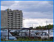 ></p><p class=c_tn>Областной суд вынес решение приостановить работу стоянки: она построена с множеством нарушений и до сих пор не принята госкомиссией. Однако судебное предписание так и не исполнено. </p><p class=c_tn>Начало тяжбам и разбирательствам было положено еще 3 года назад. Тогда первый зам главы города Сергей Бразер дал разрешение на строительство автостоянки в районе Камвольного комбината. Жители, под окнами которых она должна была появиться, сразу выразили протест. Возникли проблемы: подписи о согласии на строительство оказались поддельными, начались угрозы семьям жителей близлежащих домов, долгая переписка с властями. </p><p class=c_tn>Противники стоянки обратились в суд, но процесс проиграли. Судья посчитал их доводы неубедительными. Стоянку все же построили. Но нарушения всех санитарных норм остались. Поэтому жильцы борьбу продолжили: планомерно собирали доказательства для нового судебного процесса. </p><p class=c_tn>Подключили природоохранную прокуратуру. По ее иску в этом году было заведено новое дело. Выяснилось, что владелец стоянки так и не исполнил ни одного из предписаний по устранению экологических нарушений. Но поскольку объект не был принят в эксплуатацию госкомиссией, то суд решил: приостановить работу стоянки до приемки. По кассационной жалобе ответчика, дело было передано в областной суд. Но там решение оставили без изменений. А предписания по временному закрытию автостоянки судебные приставы не выполнили. Сослались на некий, вдруг появившийся документ, подписанный главой Иванова. Документ, якобы подтверждающий законность эксплуатации стоянки.</p><p class=c_tn>Бумагу представили после последнего заседания суда, еще одну кассацию ответчик, частный предприниматель Юрлов, пока не подавал. А решение суда о приостановлении работы стоянки так и не исполнено. Но по закону невыполнение судебного предписания наказуемо, причем в уголовном порядке. </p><p class=c_av>Марина Четверткова</p>
	
		<div class=