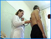 ></p><p class=c_tn>Десятки путевок для реабилитации трудоспособных ивановцев ежемесячно оставались невостребованными в течение прошлого года, хотя Москва перечисляла деньги на их оплату. Чтобы путевочный кризис не повторился в этом году, Фонд социального страхования заключил прямые договоры с больницами. Теперь пациентов будут отправлять в санатории прямо с больничной койки. </p><p class=c_tn>Сотни жителей области остались недолеченными после тяжелых болезней, а места в санатории в это время оказывались невостребованными. На самом деле, пациентов много. А смысл реабилитации - в том, чтобы скорее поставить человека на ноги после тяжелой болезни. Если путевка востребована, больной едет в санаторий сразу из стационара, - например, после инфаркта. И все время пребывания в санатории остается на больничном. Но это в идеале. «Фонд социального страхования РФ спустил в бюджете нам определенную сумму на оплату путевок в реабилитационные отделения трех наших санаториев. И, к великому сожалению, около трех млн. рублей были не реализованы. Т.е. путевки были полностью не использованы. Хотя таких больных у нас в лечебно-профилактических учреждениях, именно трудоспособного возраста, много», - говорит зам.управляющего регионального отделения фонда соцстрахования Маргарита Полюбина.</p><p class=c_tn>И все потому, что медики не спешили выписывать путевки - ведь они не получают за это никаких доплат. Плюс бюрократическое торможение. Путевки направлялись в облздрав, а уже он распределял их по больницам. В Соцстрахе поняли, что систему нужно менять. В июле фонд заключил прямые договоры с больницами, минуя управление здравоохранения. Стационарам выделяют определенное число путевок в каждый санаторий. Теперь медики сами несут ответственность за направление пациентов в здравницы. Если путевка невостребована - ее вернут, чтобы Фонд передал в другой район. В Фонде соцстрахования уверены, что смогут избежать таких злоупотреблений, когда в санатории вместо больных едут свои, да наши. «Если даже такое случится, мы предъявляем иск к главному врачу лечебного учреждения, и он должен будет возместить полную стоимость путевки, - а она, кстати, на 24 дня стоит 15170 р,- бюджету Фонда соцстраха», - сказала Маргарита Полюбина. </p><p class=c_tn>Больницы и санатории будут проверять ежеквартально, а от врачей требовать обоснований на каждую путевку. Договоры заключены с тринадцатью больницами, по кустовому принципу. Например, кинешемская ЦРБ кроме своего района будет обслуживать Заволжский, Пучежский, Юьевецкий. План выполняется. Но, возможно, прошлогодний сбой был не случаен. Распределительная система страдает теми же недостатками, что и в советском прошлом. А механизма, который бы позволил бы избежать их, по-прежнему нет. Остается заключать договоры и отслеживать движение больных через санатории, а рублей и копеек через кассы. </p><p class=c_av>Василий Когаловский</p>
	
		<div class=
