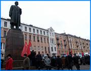 ></p><p class=c_tn>Сайт Ytro.ru сообщает, что Федеральная регистрационная служба готова отменить регистрацию ВКПБ, поскольку эта партия якобы не сумела подтвердить наличие региональных отделений более чем в половине регионов страны. Напомним, ВКПБ возглавляет ивановский губернатор Владимир Тихонов.</p><p class=c_tn>Начало событиям было положено летом прошлого года. В рядах КПРФ назрел раскол. Обозначились два крыла: сторонников Геннадия Зюганова и его оппозиционеров. На стороне последних выступил ивановский губернатор. В июле, одновременно с официальным, проходит альтернативный съезд коммунистов, где руководителем ЦК избирают Владимира Тихонова. Однако итоги этого съезда Минюст легитимными не признал. В ответ Тихонов учреждает новое политическое движение, которое впоследствии получает название Всероссийской коммунистической партии будущего - ВКПБ. Ее ивановское отделение было зарегистрировано в июне текущего года. Чтобы подтвердить статус общероссийской партии, до 26 июля в Федеральную регистрационную службу должны были быть представлены сведения о регистрации как минимум 46 отделений. Сейчас у ВКПБ цифра в 40 отделений. Для прохождения пороговой отметки не хватает всего-ничего. Комментируя ситуацию, лидеры партии заявляют о серьезных препятствиях, которые чинят при регистрации на местах. Как сообщили в местном обкоме, в судах находятся 20 исков, касающихся отказа в регистрации. Часть процессов ВКПБ уже выиграла. Партии дан месяц на то, чтобы разрешить все споры и выдать необходимую цифру. Однако времени может не хватить. Политический аспект истории. Очевидно, что ВКПБ до сих пор так и не сумела составить конкуренцию КПРФ. А позиции Владимира Тихонова - лидера коммунистов будущего, - серьезно пошатнулись после того, как имя ивановского губернатора оказалось замешано в скандале с дорожной взяткой. </p><p class=c_av>Дмитрий Попов</p>
	
		<div class=