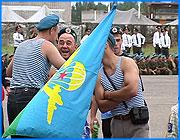 ></p><p class=c_tn>Главное событие дня - праздничные торжества по случаю 75-летия воздушно-десантных войск. На плацу гвардейской 98-й дивизии десантников сегодня поздравляли первые лица Иванова и области. Здесь же прошли традиционные показательные выступления. В первом воздушно-тактическом десанте, сброшенном 75 лет назад в небе России, было всего 12 бойцов. Сегодня их легион. Их называют крылатой гвардией, воздушным щитом, самой прогрессивной единицей армии и просто опорой страны. </p><p class=c_tn>Естественно, что вокруг такой опоры вьются разные силы, политические и не совсем. Не обошлось и без размежевания. Губернатор-коммунист Тихонов десантникам предпочел черноморских моряков. А вот Единая Россия выбрала небо. Как следствие - самый представительный политический десант на празднике, включая спикера, главу одного из парламентских комитетов, и председателя ивановской думы. Воздушным шоу можно наслаждаться и без политической прописки. У директора Ивгорэлектросети Владимира Рясина неподдельная страсть к небу. Он служил в ВДВ и до сих пор прыгает с парашютом. Прыгнул бы и сегодня, если бы не электрические заботы. «Все начинается с неба. Когда, так сказать, знаешь, что такое небо, то, понимаете, все проблемы, которые на земле, они решаются легче», - говорит он.</p><p class=c_tn>У младшего лейтенанта мотострелковых войск Владимира Гришина с небом не сложилось. Зато сложилось в политике. После ряда неудач он благополучно десантировался в кресло спикера. Воздушные бои ему по душе, но есть ощущения поострее: «Конечно, и политические баталии - это тоже захватывающе. Другое дело, чтобы эти политические баталии всегда шли на пользу людям, на пользу стране, Отечеству, нашему государству российскому. Вот в этой связи я за эти политические баталии. Другие политические баталии я не приемлю».</p><p class=c_tn>Вне политики остается разве что армия. Потому что политикам до нее, похоже, нет дела. Это на политическом небосклоне губернии тучи. В небе, где реют парашюты десантников, все чисто и спокойно. «У каждого из нас, у меня, в частности, прекрасные отношения со всеми политическими противниками, которые имеются в Ивановской области. Замечательные отношения. Я бы хотел просто пожелать всем этим политическим противникам объединиться. Никто из них не хочет хуже народу, но я не могу понять, чего они хотят, добиваясь как можно большего и лучшего для народа. Какая, может быть, в данном случае борьба?» - удивляется командир 98-й дивизии Александр Ленцов.</p><p class=c_tn>За борьбой на плацу дивизии увлеченно следили все. Кульминацией показательных выступлений стала очередная постановка по мотивам кавказских событий. Боевики захватывают русских солдат. В плену наших избивают и всячески унижают. Бесстрашные десантники идут на штурм и освобождают пленников. Лагерь врага уничтожен, главарь боевиков схвачен. Многие гости праздника говорили: ВДВ и сейчас на высоте не только по сценарию.</p><p class=c_av>Дмитрий Попов</p>
	
		<div class=