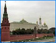 ></p><p class=c_tn>Сегодня полпред Президента в Центральном Федеральном округе Георгий Полтавченко провел в Москве консультации с представителями ивановских политических и деловых кругов. Обсуждались возможные кандидатуры на должность главы Ивановской области. Дебаты проходили при закрытых дверях, однако их участники уже успели дать свои комментарии. </p><p class=c_tn>Полпред Полтавченко встречался сегодня с посланцами из Иванова трижды. Консультации проходили раздельно с депутатами Законодательного Собрания, с промышленниками и предпринимателями и, наконец, с представителями партий и общественных организации. Полпред не назвал никаких кандидатур, предпочтя выслушать мнение ивановских делегатов.</p><p class=c_tn>Спикер областного парламента Владимир Гришин уже успел заявить в интервью Интернет-изданию «Chastnik.ru», что «общим было то мнение, что действующего губернатора нельзя выдвигать на очередной срок». Лидер единороссовской фракции Александр Фомин тому же «Частнику» заявил еще более категорично «Тихонов не получил поддержки ни от одной из сторон». Участник этой же встречи Андрей Мельников в очередной раз уличает представителей «Единой России» во лжи: «Действительно, представители Единой России категорически выступили против кандидатуры действующего губернатора, но что касается вот такой подобной информации, то, к сожалению, в последнее время становится неприличным участвовать с этими товарищами в мероприятиях, потому что после этого рождается много мифов и скандалов. Наоборот, мы подтвердили, что наша группа Ивановский край создана вокруг действующего губернатора и будет действовать совместно с губернатором по выполнению его функций до конца его полномочий».</p><p class=c_tn>На встрече с представителями партий и общественных организации ивановские делегаты называли самые различные кандидатуры. Единороссы предлагали Бабича, Гришина или Смирнова, представители левых сил – Тихонова, либералы – любую фигуру кроме «бабичевцев». Также прозвучали фамилии Яковлевой и Хасбулатовой. Представитель КПРФ предложил главу Вичуги Вячеслава Ступина, а Сергей Сироткин – самого себя, ссылаясь на мнение партии.</p><p class=c_tn>Судя по всему, наименее бурной была встреча Полтавченко с ивановскими промышленниками и предпринимателями. По нашим сведениям, представители деловых кругов практически не назвали никаких фамилий. Косвенно обозначив, что не хотели бы иметь новым губернатором никого из нынешних политиков, погрязших в скандалах. Бизнесмены фактически попросили у Кремля прислать в губернию «варяга», который смог бы примирить противостоящие ивановские кланы и привлечь извне солидные инвестиции в экономику региона. Полтавченко пообещал провести следующие консультации в октябре.</p><p class=c_av>Дмитрий Попов</p>
	
		<div class=