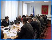></p><p class=c_tn>Депутаты городской Думы Иванова провели объединенное заседание комитетов, чтобы решить вопрос о тарифах на отопление и горячую воду. Они намерены уменьшить тарифную планку так, чтобы средняя ивановская семья платила за эти услуги меньше, - на 200 рублей в месяц. </p><p class=c_tn>На июньском заседании Дума рассматривала протест прокуратуры, - та усмотрела нарушение в том, как устанавливаются тарифы на тепло и горячую воду. Рассмотреть все цифры тогда не удалось - мэрия и городские предприятия не предоставили часть данных. Продолжение последовало нынче, с опорой на расчеты - депутаты заказали аудиторскую проверку обоснованности тарифов. Фирма Иваудит установила, что порядок многих расчетов был нарушен, цифры потребления горячей воды завышены на треть по сравнению с нормативными, завышен и тариф на горячую воду - примерно на 30 %. «В домах, имеющих водоразборные краны, было 196 р.07 копеек. Мы можем говорить о 146р.82 к? Можем. В домах, имеющих в квартирах ванну и водоразборный кран, было 235 р. 177 р. можно говорить? Можно», - считает председатель городской Думы Извиль Салихов. Мэрия исходила из базовых показателей, которые насчитали сотрудники энергоуниверситета, но там выявлены странные цифры. Якобы, чем лучше прогреты зимой квартиры, тем меньше расходы на отопление. «С технической точки зрения те коэффициенты, которые приведены в этой, так называемой, научной работе энергоинститута, совершенно не соответствуют ни нормативной документации, ни здравому смыслу… Это, прежде всего, коэффициент 1,25 на увеличение горячего водоразбора, который фактически подтверждает 25%-ные потери в сетях горячего водоразбора муниципальных предприятий», - подчеркнул зам. технического директора генерирующей компании Николай Артемьев.</p><p class=c_tn>Эксперты поддержали выводы аудиторов. В ответ руководитель «Гортеплоэнерго» заявил, что все показатели получены на основе экспериментальных замеров, а потому правильны. К тому же система такова, что возникают непланируемые издержки. </p><p class=c_tn>Но депутаты единогласно высказались за то, чтобы вынести на пленарное заседание, через неделю, новые, уменьшенные тарифы.  </p><p class=c_tn>Если Дума примет новые тарифы, их опубликуют, а плату за горячее водоснабжение пересчитают за все месяцы нынешнего года. </p><p class=c_av>Василий Когаловский</p>
	
		<div class=