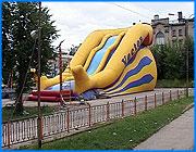 ></p><p class=c_tn>Причиной травм на самой большой в России Мега-горе, которая установлена у ивановского цирка, было отсутствие инструктажа и разъяснений со стороны работников аттракциона. Так считает травматолог Алексей Философов. Его слова подтверждают родственники пострадавших. Владельцы Горы заявляют, что пострадавшие нарушили правила, а потому виноваты сами. </p><p class=c_tn>Мега-гора, самый большой, по словам владельцев, аттракцион такого рода в России до последних дней привлекал к себе множество посетителей. Однако заведующий отделением детской травматологии первой детской больницы Алексей Философов сообщил газете Иваново-Вознесенск о случаях травматизма на аттракционе. Сегодня врач подтвердил нам: травмы были. Например, осколчатый перелом локтевого сустава, который потребовал операции, повреждение связок суставов. И даже травма позвоночника - небольшой перелом, но с очень серьезными осложнениями. «А была, в основном, травма оболочек и части спинного мозга, приведшая к неврологическим последствиям со стороны нижних конечностей и органов таза. И ребенок вынужден был быть отправлен в нейрохирургическое отделение и там продолжить лечение. А травмы спинного мозга - это всегда очень длительное лечение», - сказал он. </p><p class=c_tn>Последствия таких травм непредсказуемы. Владельцы Горы настаивают на том, что здесь не было зафиксировано ни одного несчастного случая. А если что и было, посетители виноваты сами - устроили групповой спуск. Но шестилетняя Юля спускалась одна. Она скатилась с горы два раза - и так обожгла ягодицы, что теперь приходится каждый день ходить к врачу, а спать на боку. Размер ссадины на теле ребенка – 13х15 сантиметров. Содрана кожа на локтях, которыми Юля тормозила, пытаясь удержаться. Юлин брат видел, как это произошло. Он утверждает, что никакого инструктажа работники аттракциона не проводили и ни о чем не предупреждали. А пострадавших не замечали. </p><p class=c_tn>Родители винят себя: зря пустили дочь на горку. Но предвидеть таких последствий они не могли. Хозяева аттракциона утверждают: инструкторы горки проводят инструктаж с каждым посетителем по мерам безопасности на горке. При этом тщательно охраняют территорию от телекамер.</p><p class=c_tn>Травматолог выяснял, как получили травмы его пациенты. Оказалось, резиновая поверхность подбрасывает и переворачивает людей, иногда через голову, - а потом еще раз. Руки и ноги буквально разлетаются в стороны. «И это происходит настолько быстро, что не только дети, но и взрослые не успевают среагировать на такой кульбит. Я не хочу сказать, что надо запретить горку. Нет, аттракцион очень оригинальный. И вызывает интерес у жителей. Но здесь обязательно нужен инструктаж» - считает Алексей Филосов.</p><p class=c_tn>Иначе на такой Горе не избежать травм, - утверждает медик. Такого же мнения придерживаются в Инспекции по труду, которая проверяла аттракцион. Но формальных оснований для закрытия инспекторы не нашли. </p><p class=c_av>Василий Когаловский</p>
	
		<div class=
