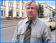 ></p><p class=c_tn>Александр Чужиков, который 31 год руководил ивановским танцевальным ансамблем Молодость, покинул свой пост - и намерен покинуть Иваново. Руководитель губернаторского ансамбля заявляет, что к этому его вынудили действия заместителя губернатора - Веры Добролюбовой. </p><p class=c_tn>Александр Чужиков больше 30 лет руководил самым известным танцевальным коллективом области, который принимал участие в концертах и фестивалях в Иванове, Москве, в выездных конкурсах. В последние годы областные власти игнорируют губернаторский ансамбль. На костюмы денег нет, на транспорт - 100 рублей в квартал. В Москву ездили выступать на свои деньги - в складчину. В последние месяцы Молодость решили перебросить в неприспособленное помещение бывшего ДК железнодорожников. Взрослые танцоры и родители юных обратились за помощью к депутатам. Тогда управление культуры, оставив ансамбль на месте, передало его в ведение училища культуры. «Я ухожу из-за Веры Геннадьевны Добролюбовой, которая создала такие условия, при которых я не могу работать… Сейчас я в такой ситуации, что ни к кому не могу обратиться, мне никто не может помочь… Это приоткрылось уже в начале этого года, в январе. Потому что, - мне так кажется, - это помещение кому-то нужно было. Мне кажется, все из-за помещения», - говорит Александр Чужиков.</p><p class=c_tn>В ансамбле, по словам Александра Чужикова, собираются оставить только тех детей, которые будут поступать в училище культуры. Это противоречит самому характеру Молодости. Управленцы перестали корректно разговаривать с руководителем ансамбля.  Не выдержав, он подал заявление об уходе. В управлении культуры ему не смогли даже грамотно сделать запись в трудовой книжке - только с третьей попытки. Неразбериха вышла и с костюмерной частью. «Я пришел на работу - мой кабинет опечатан. Стоит 5 человек. Два заместителя  начальника управления культуры, директор училища культуры и еще юристы. Я спросил - Почему опечатано? Я ведь еще работаю. – Молчание», - рассказывает Александр Борисович. </p><p class=c_tn>Он уезжает в другой город, где власти, по его словам, готовы создать условия для нормальной работы. </p><p class=c_av>Василий Когаловский</p>
	
		<div class=