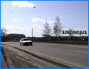 ></p><p class=c_tn>Два киоска и шесть магазинчиков открылись за год в Комсомольском районе. Картошки растят мало, трубы отопления в поселках износились, зато торфяники в этом году всерьез еще не горели. Рассказы о провинциальной жизни в виде отчета о социально-экономическом развитии на заседании ивановской областной администрации звучали из уст главы района.</p><p class=c_tn>В Комсомольском районе 21 тысяча жителей, как в одном ивановском микрорайоне. Треть из них - пенсионеры. Среди трудоспособных безработица в разы выше, чем в среднем по области. Работники в районе нужны, да не такие, как те, кто ищет себе места. А зарплата заметно ниже даже средней по области. Люди ищут счастья и работы на стороне, покидая район по разбитым неасфальтированным дорогам. «С Писцова 2 автобуса ежедневно отправляются в г. Тейково на хлопчатобумажный комбинат. Некоторые едут в Москву. По поселку Октябрьскому, - вы знаете, там предприятие-банкрот. То же самое примерно. Но мы там открыли предприятие, обеспечили 70 рабочих мест в п. Октябрьском. Конечно, это мало для поселка, но тем не менее», - говорит Владимир Голубев.</p><p class=c_tn>Хуже всего в аграрном районе дела на селе. Там накоплены большие долги по зарплате. Техника не обновлялась много лет. Тарифы на топливо и энергию взметнулись вверх. А закупочные цены на молоко, зерно и особенно картошку отстают. Поэтому их производство в последние годы падает. «Валовое производство зерна за этот период снизилось на 25%, картофеля - в 33 раза. Исчезают из структуры посевных площадей такие трудоемкие культуры как картофель, овощи, рапс. Отрасль животноводства - овцеводство, птицеводство сведена к минимуму - и свиноводство», - сообщил глава района.</p><p class=c_tn>Владимир Голубев перечислял одну болевую точку за другой, добавляя, сколько средств нужно предусмотреть в областном бюджете на решение этих проблем. Но и в других районах проблемы - те же. На всех денег не напасешься. А пока даже Ивавтодор не выполняет прежнее решение администрации о ремонте дорог в Комсомольском районе. Точнее, тех дорог, на которые нашлись финансы, хотя только на срочные работы требуется втрое больше. </p><p class=c_av>Василий Когаловский</p>
	
		<div class=