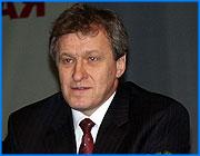 ></p><p class=c_tn>Такое заявление он сделал в ходе сегодняшней пресс-конференции. Также Юрий Смирнов отчитался перед журналистами о проделанной в Совете Федераций работе, отметив, что она была довольно эффективной и плодотворной. Кроме этого, сенатор ответил на ряд вопросов. В том числе и о предстоящих выборах. </p><p class=c_tn>Настроение у сенатора приподнятое. Весенне-летняя сессия в Совете Федерации закончилась. Юрий Смирнов считает, что парламентарии поработали плодотворно. Расхожее мнение о том, что Сенат это место, где собраны денежные мешки, он отвергает. Большинство - заинтересованные в судьбе регионов работящие люди. Себя сенатор относит именно к таким. Одобрено 123 закона. Ивановская область получит дополнительное финансирование по дорожной, текстильной и другим отраслям. Идет работа над лесным кодексом, который в нынешнем виде, считает сенатор, антинароден. Но постепенно разговор переходит на политические темы. Отвечая на вопрос о назначении губернаторов, Юрий Смирнов осторожен в выражениях и оценках общей ситуации. Ведь его имя в числе прочих прозвучало на консультациях у полпреда Полтавченко.    </p><p class=c_tn>К нему лично предложений пока не поступало. Но он готов их рассмотреть, если таковые будут. Против варяга сенатор не имеет ничего против. Лишь бы человек был честный и толковый. О коллегах по партии и возможных кандидатах на губернаторское кресло Юрий Смирнов ограничился замечанием, что у каждого есть свои плюсы и минусы, но рейтинги у всех высокие. А вот о переносе выборов в Законодательное Собрание области с декабря на март следующего года сенатор высказался более резко:  «Да чего уж греха таить, болен Парламент в Ивановской области. Лечить его надо. Чем быстрей, тем лучше».</p><p class=c_tn>Отвечать далее на вопросы о политике сенатор фактически отказался. И добавил. Сейчас не это главное. Важно урожай собрать, да к зиме города и веси подготовить. </p><p class=c_av>Андрей Кузьмичев</p>
	
		<div class=