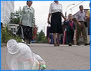 ></p><p class=c_tn>Улица Богдана Хмельницкого погрязла в мусоре. Урны переполнены, остановки превратились в прибежище бомжей. Жители домов связывают все происходящее с приватизацией и продажей рынка. Они считают, что убирать улицу стало некому. Так как новое руководство торгового комплекса от обязанностей, которые ранее исполнял МУП, отказывается. Бутылки, упаковки от чипсов, пачки из-под сигарет. Переполненные урны и мусор вдоль тротуаров. Именно так теперь выглядит улица Богдана Хмельницкого. Между тем, еще не так давно эта улица была одной из самых чистых в Иванове. Облик кардинально изменился за последние несколько месяцев. Местная жительница Татьяна Климова говорит, что в такой грязи они стали жить сразу после продажи Центрального рынка: «Раньше было чисто, газоны ухожены, даже тротуары мыли. Сейчас же даже элементарно не подметают тротуары. Окна открыть невозможно – пахнет. Вы знаете, когда такая грязь застоялая, когда нет дождя, одна пыль на улице, то, конечно, наши окна открыть - это даже небезопасно». На остановке все те же переполненные урны. Дополняют общее впечатление облюбовавшие павильон бомжи. Они, по словам местных жителей, находятся здесь круглыми сутками. Тут же у них и отхожее место. Но продавцов пирожков и булочек, антисанитария, видимо, не смущает. Горожане, ожидающие транспорт говорят, что такая грязь, тем более на одной из центральных улиц - это даже для Иванова - перебор. Городские власти пока проблему решить не могут. Раньше уборка улицы была закреплена за муниципальным предприятием Ивановский торговый комплекс. Но после приватизации и продажи рынка в мае этого года ситуация коренным образом изменилась. По словам сотрудников городского управления благоустройства, новое руководство комплекса заключать договор на содержание злополучной улицы не желает. Скорее всего, сложившуюся ситуацию будут обсуждать на очередном заседании штаба по благоустройству. Как один из вариантов решения проблемы - разделить ответственность за содержание улицы между МУПами. </p><p class=c_av>Олеся Чирко</p>
	
		<div class=