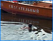 ></p><p class=c_tn>В понедельник начались традиционные соревнования спасателей на водах. В течение двух дней в рамках пятиборья будет выявлена лучшая команда области. Как выяснилось, спасателям приходится показывать профессиональные навыки и работать одновременно. План соревнований по спасательному пятиборью нарушил срочный вызов команды маневренно-поисковой группы на происшествия. За сегодняшнее утро утонули два человека, поэтому представители МПГ выступали вне очереди. Видимо из-за вызова, представитель этой команды показал такой результат, который в дальнейшем не смог улучшить не один участник. За 57,7 секунды Виктор Баранов доплыл до места происшествия, достал манекен с глубины почти четырех метров и доставил его на берег. Вообще же, подобные соревнования специально проводят в августе. В конце купального сезона работы меньше, да и вода теплее. Так что измерять профессиональный уровень работников спасательных станций со всей области сподручнее после наплыва работы, чем проверять готовность к спасению людей. </p><p class=c_tn>В этом году в спасательном пятиборье силой меряются девять команд: четыре Ивановских и пять из районов. Традиционно, основными претендентами на победу считают представителей Иванова. Судьи отмечают, что у них подготовка лучше, да и опыта побольше. А вот волжане, из Пучежа и Юрьевеца почему-то показывают более скромные результаты. </p><p class=c_tn>Еще один вид пятиборья - метание спасательного круга. Он должен попасть в определенный квадрат - это минимальный норматив. Но чем, дальше, тем лучше. При самых дальних бросках метательное орудие улетало на семнадцать метров. Не обошлось и без ЧП. От одного из участников круг улетел прямо в судей. Обошлось без травм - те увернулись. Вес такого круга почти четыре килограмма. Участник соревнований Владимир Грачев говорит, что делать плавательное средство легче бессмысленно, иначе утопающему он не поможет, пострадавший просто не сможет держаться на воде. Конструкция рассчитана специально на 70 кг.</p><p class=c_tn>В программе второго дня соревнований - гребля на лодках, дистанция тысяча метров, и выход катера по тревоге. </p><p class=c_tn></p><p class=c_av>Марина Четверткова</p>
	
		<div class=