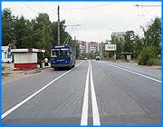 ></p><p class=c_tn>Ивановские дороги приобретают все более цивилизованный вид. За последнее время сразу на нескольких улицах областного центра появилась дорожная разметка. Водители говорят, что такого буйства ремонтников на дорогах они не видели давно. Правда, некоторые автолюбители уже задумались - что выгоднее, соблюдать правила или платить штрафы. За последнее время разметка появилась сразу на двух улицах Иванова: Куконковых и Лежневской. У поста ГАИ - также свежая разметка. Въезд в город выглядит непривычно для ивановского глаза аккуратно. Такая же картина и на улице Куконковых. Ровные линии пролегли от здания архива и далее. Водители приятно удивлены. Чтобы на этой улице делали разметку - это что-то из ряда вон выходящее. Водительский стаж Сергея Гришина насчитывает уже 20 лет, за все это время он помнит, что разметку рисовали только в центре города, а здесь, на улице Куконковых, никогда. Другие водители полностью поддерживают своего коллегу и говорят, что появление разметки это просто здорово, но уже сомневаются, что разделительные полосы на дорогах продержатся недолго, считают, что белая краска скоро сойдет. И на самом деле - на некоторых участках улицы Лежневской разметка уже поблекла. Зебра на пешеходных переходах, нанесена не везде. Автолюбители же и профессионалы продолжают задаваться все новыми и новыми вопросами, например,  почему разметка появилась только сейчас, в конце лета? </p><p class=c_tn>Евгений Александров уверен, что такие работы надо начинать сразу после таяния снегов: «Сразу нужно делать. Вот поэтому у нас в Иванове и ездят так люди, на которых мы всегда обижаемся, на водителей, потому что они не пропускают пешеходов. А ведь разметки переходов не было никогда! Вот и едут водители так, как им хочется, а не так как нужно, как положено».</p><p class=c_tn>Сразу находятся и объяснения масштабности ремонтных работ и появления разметки на дорогах. Одни предсказывают визит в губернию кого-то из  высокопоставленных чиновников. Другие видят в происходящем политические мотивы, в том числе, скандалы вокруг областных властей. Но волнуют водителей больше не причины, а последствия. По поводу возможного увеличения количества штрафов мнения обладателей транспортных средств словно дорога после разметки разделились. Одни говорят, что теперь, с появлением такой красоты на дорогах, переехал сплошную полосу – сразу плати штраф, спорить с гаишниками бесполезно. Другие же только смеются и абсолютно уверены, что ГАИ специально настояла на раскраске дорожного полотна, теперь у блюстителей порядка на дорогах появился очередной повод брать взятки, потому что штрафы за нарушения правил движения здесь предусмотрены немалые – до 400 рублей.</p><p class=c_tn></p><p class=c_tn></p><p class=c_av>Олеся Чирко</p>
	
		<div class=