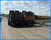 ></p><p class=c_tn>Авдотьинский мост хорош и мог быть еще лучше, если бы не. Похоже, в баталиях вокруг этого сооружения вот-вот будет поставлена точка. Сегодня на мосту производили технические замеры. Напомним, до сих пор движение общественного транспорта здесь было запрещено в связи с претензиями Госавтоинспекции. </p><p class=c_tn>С самого утра к нижней части сооружения крепили датчики. Замеры будут произведены в условиях статической нагрузки – на мост «загонят» груженую технику. Работы проводят специалисты ООО МДТ-сервис из Владимира. Их расчеты покажут, было ли в спорах вокруг авдотьинского моста что-нибудь еще, кроме политики. Уже беглая оценка заезжих экспертов оказалась вполне утешительной. Директор компании Алексей Иванов сказал, что по пролетам особых претензий нет, из того, что было, удалось сделать нормальный мост.</p><p class=c_tn>Специалисты из Владимира не впервые занимаются технической экспертизой мостовых сооружений. В частности, они производили замеры на опорах кинешемского моста. Неиспользованные балки с тамошней стройплощадки пригодились - уже для ремонта моста авдотьинского. Власти Иванова подчеркивают, что именно для ремонта, а не для реконструкции. Кинешемский и авдотьинский объекты породнила не только общность конструктивных элементов, но и атмосфера нездоровой напряженности вокруг. Нынешнюю экспертизу проводят с подачи ГАИ. Странно, что это не было сделано перед приемкой в эксплуатацию. Тем более что последние по времени замечания со стороны Госавтоинспекции никак не связаны с вопросами грузоподъемности. Например, Наталья Иванова, заместитель начальника управления благоустройства города вообще считает данную процедурой обычной тратой времени.</p><p class=c_tn>Тем не менее, цель замеров - подтвердить расчетные показатели. А именно - возможность прохождения здесь двух колонн грузовиков по двадцать пять тонн каждый. Представители проектной организации  уверены, что мост хороший и ни под кого не прогнется. Главный инженер проекта Сергей Сирко в принципе, соглашаясь, что мост не удовлетворяет стандартам по ширине, винит в этом не строителей, а нормативную базу, 9 метров нужной ширины предусматривают полутораметровые тротуары, но именно здесь они никому не нужны: «Но для кого оставлять такие тротуары? Козы вот ходят. Еще кто-то тут пробегал. Мотоциклисты радуются».</p><p class=c_tn>Результаты замеров обнародуют через неделю. Добавим только, что еще три года назад был предложен проект полной реконструкции этого участка дороги. Он предполагал подъем насыпи и спрямление опасных уклонов. Сооружение могло быть впечатляющим, но еще в тогдашних ценах проект стоил от 26 до 28 миллионов. Авдотьинский мост починили за 4 миллиона.</p><p class=c_av>Дмитрий Попов</p>
	
		<div class=