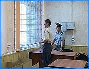 ></p><p class=c_tn>Большая часть школ области не готова к новому учебному году. Главные претензии касаются пожарной безопасности. Однако проверки надзорных органов показывают, что  оборудование школ необходимыми средствами защиты медленно, но идет. Кроме того, в этом году городские власти впервые обратили внимание и на противопожарное состояние детских садов. </p><p class=c_tn>Проверка начинается в ивановской школе №39. В прошлом году пожарные ее не приняли. Был обнаружен целый список нарушений, начиная от потолков из ДВП и заканчивая отсутствием системы оповещения. Вопрос по финансированию школы даже рассматривался на одном из заседаний Городской Думы. В итоге из местного и областного бюджетов было выделено порядка полумиллиона рублей. На эти деньги были установлены система оповещения и охранно-пожарная сигнализация. В компьютерный класс приобрели раздвижные решетки. Электрический щит перенесли из подвала на первый этаж. ДВП заменили на гипсокартон, правда, не везде. На первый этаж денег не хватило, поэтому школу не примут и в этом году. Но то, что не делают замечаний - уже хорошо. Директор этого учебного заведения Ирина Чухина теперь говорит, что более спокойна: «Конечно, было бы приятнее, если бы сказали - всё. Мы вам ставим пять. Мы приняли вашу школу. Но с другой стороны, когда сказали, что сделано много, и это видно, то это все равно дает какие-то положительные эмоции.</p><p class=c_tn>В школе №29 о гипсокартонных потолках пока не мечтают. Главная проблема - газовая котельная в подвале. Пожарные считают ее источником повышенной опасности. После передачи котельной на баланс Ивгортеплоэнерго, ее решили перенести во двор. До конца строительства, похоже, далеко. Но должностные лица, включая вице-мэра Бразера, четко оговаривали сроки завершения работ. Директор школы Надежда Хохлова, понимая, что к началу учебного года все работы закончить не успеют, понимает, что первое время школа обойдется пока только подвальной котельной.</p><p class=c_tn>В этом году городские власти озаботились пожарной безопасностью детских садов. До сих пор чиновники ссылались на нехватку средств, но требования надзорных органов ужесточились. На установку систем оповещения из казны было выделено около трех миллионов рублей. Этого хватит, чтобы оборудовать примерно пятую часть садиков. В сто тридцать пятом детском комбинате систему оповещения уже установили. При всем этом очевидно, что львиная доля детских садов и школ в текущем году принята все равно не будет, но распахнут двери перед детьми все. Тем не менее, в необходимости приемок пожарные не сомневаются. Заместитель начальника отдела организации государственного пожарного надзора Эдуард Осипов уверен, что такие рейды просто необходимо, они хотя бы заставляют руководителей проверяемых учреждений начинать необходимые работы.</p><p class=c_tn>Называют пожарные и еще одну причину. После подписания акта приемки ответственность за возможный несчастный случай автоматически ложится на надзорные органы. А пока документ не подписан - спрос с городских властей. </p><p class=c_av>Олеся Чирко</p>
	
		<div class=