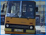 ></p><p class=c_tn>Очередной транспортный конфликт. Чиновники городской администрации намерены подать в суд на должностных лиц управления Ивавтодор. Причиной недовольства стал пуск межмуниципальных автобусов до  ивановского железнодорожного вокзала. Маршруты большей частью проходят по улицам областного центра. Чиновников мэрии возмущает, что движение по этим линиям с ними не было согласовано. Сотрудники Ивавтодора уверены в своей правоте. </p><p class=c_tn>На остановке у железнодорожного вокзала к частным Газелям и общественному городскому транспорту теперь добавились автобусы еще четырех маршрутов. Раньше их конечной остановкой была площадь Пушкина. С двадцать второго августа транспорт стал следовать до железнодорожного вокзала. Разобраться с ситуацией на место выехали начальник городского управления транспорта Анатолий Волков, сотрудники ГАИ и управления по автодорожному надзору. Они увидели, что автобусы выстраиваются прямо на проезжей части, тем самым затрудняя движение электротранспорта.  На сигналы троллейбусов водители автобусов внимания обращают мало, соответственно идут сбои в расписании движения, что в конечном счете создает неудобства для жителей.</p><p class=c_tn>С появлением чиновников автобусы начали разъезжаться. Один из них, сто двадцать третьего маршрута, сотруднику ГАИ удалось остановить. Судя по документам, разрешение на движение до железнодорожного вокзала подписано начальником областного отдела по регулированию транспорта Гелой Джишкариани. Городские чиновники считают это противозаконным. Раз маршрут изменен и проходит по улицам областного центра, значит, он должен быть согласован с городской администрацией. Тем более, что большая часть остановок приходится именно на Иваново. Начальник городского управления транспорта Анатолий Волков приводит статистику: «Достаточно посмотреть сто двадцать седьмой маршрут, который организован из Богданихи до железнодорожного вокзала в Иванове. Семь остановок по соседним муниципальным образованиям: Ивановский район, Кохма, и двадцать одна остановка по городу Иваново, включая все центральные магистрали и наши загруженные улицы».</p><p class=c_tn>В управлении Ивавтодор комментировать ситуацию на телекамеру не стали. Сам Гела Джишкариани в отпуске. Его коллеги пояснили, что разворотное кольцо с площади Пушкина перенесли по настоянию как раз городских чиновников. А вот организовать конечные остановки у автовокзала, как этого требует мэрия, пока не получается, потому что там нет соответствующих условий. На железнодорожный вокзал автобусы пустили временно, в качестве эксперимента. Маршруты, по сути, остались прежними, говорят сотрудники Автодора, а потому согласовывать нечего. Тем временем городские власти отступать не намерены и готовы доказать свою правоту через суд. </p><p class=c_av>Олеся Чирко</p>
	
		<div class=