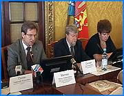 ></p><p class=c_tn>Власти не имеют представления о том, что творится в сельском хозяйстве страны и как его реформировать. Этот пробел призвана восполнить Всероссийская сельскохозяйственная перепись - первая за восемьдесят лет. В каких целях будут собирать данные - об этом журналистам рассказали на пресс-конференции представители службы статистики и руководители управления сельского хозяйства области. </p><p class=c_tn>Всероссийская сельскохозяйственная перепись - не прихоть федеральных властей, а требование международных организаций. Последний раз информацию о сельском хозяйстве в России собирали восемьдесят лет назад. Во времена плановой экономики органы статистики вели полный учет всех сельхозпредприятий, поэтому необходимости в переписи не было. С тех пор агропромышленный комплекс сильно изменился: ушли в небытие колхозы и совхозы, их сменили фермеры и подсобные хозяйства. Сами труженики села считают, что руководство страны просто не успевает следить за всеми изменениями, сегодня это мнение озвучил начальник областного управления сельского хозяйства Иван Митин: «В какой то мере, все равно создается впечатление, особенно у аграрников, что наше правительство, наше руководство, не достаточно четко все-таки знает ситуацию в сельском хозяйстве и его тенденциях».</p><p class=c_tn>Утверждают, что на основе полученных данных власти будут прогнозировать развитие сельского хозяйства. Предстоящая  перепись - для граждан - дело добровольное. Для сельхозпредприятий - это обязательно. В нескольких регионах страны уже провели пробную перепись, чтобы отработать механизм. В среде частников это сразу вызвало массу подозрений. Но по заявлению представителей статистической службы, все данные останутся строго конфиденциальными, и будут представлены только в обобщенном виде. В переписных листах для граждан нет граф имя, фамилия, отчество, адрес. Вопросы касаются числа проживающих в доме, земельных угодий, посевных площадей, поголовья скота и домашней птицы, а также техники и объемов производимой продукции. И все равно руководитель службы госстатистики Николай Гусев через журналистов продолжает успокаивать людей: «Населению не стоит беспокоится, что после проведения переписи для них будет повышено налогообложение и не привлечет ли перепись к сельским собственникам внимание, так скажем, криминальных структур.</p><p class=c_tn>После подведения итогов переписи первичные анкеты уничтожат. Представители службы статистики просят отнестись к масштабному начинанию спокойно. Ссылаясь на то, что подобный сбор информации в экономически развитых странах проходит регулярно. В России, по недавно принятому закону, всероссийскую сельхозперепись планируют проводить раз в десять лет. </p><p class=c_tn></p><p class=c_av>Марина Четверткова</p>
	
		<div class=