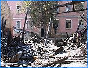 ></p><p class=c_tn> В переулке Конспиративный в Иванове произошел крупный пожар. Ночью, рядом с одним из домов, загорелись хозяйственные постройки, принадлежащие жильцам. Сегодня, разбирая уцелевшее имущество, многие называли это умышленным поджогом в чьих-то интересах. Известно, что у крупных инвесторов серьезные виды на застройку этого района. </p><p class=c_tn>Уже утром пожар в Конспиративном переулке успел обрасти самыми невероятными  слухами. Кто-то из жителей слышал крики подгулявшей молодежи. Другие, вроде бы, видели неизвестных в темном. Но большинство жильцов были разбужены воем пожарных сирен. </p><p class=c_tn>Пожарная сводка предельно скупа. Позднее обнаружение, затруднен подъезд, начало тушения в половине четвертого. Чуть меньше часа на полную ликвидацию. Огнем уничтожено почти сто метров хозяйственных построек. Жители тем временем подсчитывают ущерб. У кого-то сгорел новый велосипед. У других  - вещи. У большинства загублены  запасенные овощи и соленья. Иван Петрович Торгов счищает с окна своей квартиры оплавившуюся замазку. В другой раме от огня лопнули стекла. Иван Петрович живет здесь с сорокового года. Пожаров он не помнит. А потому, у него своя версия произошедшего: «Скорее всего, поджег. Лазить по сараям, лазили, но поджег, нет, не было. Это кому-то площадь нужна. Это мое мнение. Сугубо мое мнение». </p><p class=c_tn>Тут многие вспомнили, что совсем недавно к ним во двор приходили какие-то люди и обмеривали территорию. Другие высказались более категорично. Прямо за их домом весьма активно ведется строительство нового жилого комплекса. Известно, что инциденты между инвесторами и старожилами начались с самого начала строительства. Одни дома уже снесены, другие медленно, но верно уходят в тень небоскреба. Между тем, пожарные, похоже, тоже не сомневаются в причине возгорания - умышленный поджог. </p><p class=c_av>Андрей Кузьмичев</p>
	
		<div class=