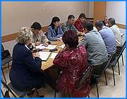 ></p><p class=c_tn>К первому сентября в Ивановской области будут активизированы силы правоохранительных органов. Во избежание терактов в день знаний во всех школах будут дежурить сотрудники милиции. Возможно, будет организован личный досмотр. Об этом сегодня сообщил заместитель министра внутренних дел на селекторном совещании с регионами России. </p><p class=c_tn>Первый заместитель министра внутренних дел Александр Чекалин по пунктам перечисляет то, что в преддверии дня знаний необходимо выполнить в регионах. Сотрудники Ивановского УВД тщательно записывают ценные указания. Возле школ не должно быть брошенных автомобилей,  мусорные контейнеры необходимо перенести на безопасное расстояние. Все новостройки подлежат обязательной проверке.  Первого сентября в образовательных учреждениях будут дежурить сотрудники милиции. В районных отделах внутренних дел усилят следственно-оперативные группы, будут наготове кинологи с собаками. Вполне возможна проверка личной клади. Участники совещания считают, что ничего страшного в этом нет, обычный западный опыт.</p><p class=c_tn> Единственный минус в антитеррористической подготовке - это недостаточное обеспечение пропускного режима в школах. Примерно в пятнадцати процентах учреждений области вход в школы никем не охраняется. Начальник управления образования Виктор Лапшин в своем докладе по селектору заверил, что в течение учебного года все будет приведено в норму. Не так оптимистично обстоит дело с противопожарным состоянием школ. В этом году будут приняты максимум тридцать процентов образовательных учреждений, хотя открыты будут все. Ивановская область – бедный регион, у нас дела обстоят так же как и в других подобных территориях, в столице и Санкт-Петербурге ситуация, конечно, лучше.</p><p class=c_tn>Тем временем только на противопожарную подготовку и антитеррористическую деятельность в этом году из областной казны было выделено двадцать миллионов рублей. Основную причину низких показателей приемки начальник областного управления образования видит не в количестве средств, а нерасторопности руководителей учебных заведений. Многие директора увлекаются протекающими крышами, водопроводами и забывают про такие «мелочи».</p><p class=c_tn>Совещанием ивановские его участники остались довольны. По крайней мере, тем фактом, что губерния на общем фоне выглядела  не хуже остальных регионов.</p><p class=c_av>Олеся Чирко</p>
	
		<div class=