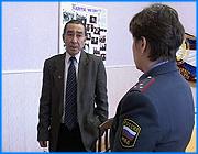 ></p><p class=c_tn>Антитеррористическая безопасность в образовательных учреждениях губернии не на высоте. Во многие школы и ПТУ легко могут проникнуть посторонние. Это показывают проверки правоохранительных органов области. Если в школах и работают вахтеры, то остановить незваных гостей они не в силах. Ворота на территории многих учебных заведений также не закрываются. </p><p class=c_tn>Профессиональный лицей номер тридцать четыре. Створок на воротах нет уже давно, а значит, привезти на территорию лицея можно что угодно и в любое время. В здании на первом этаже вахта. Дежурная спрашивает документы, но даже красные корочки не дают права просто так пройти к руководству лицея. Так уж заведено, говорит вахтер: «Каждого надо зарегистрировать» .То, что последняя запись в тетради сделана несколько дней назад, женщина объясняет тем, что никто чужой за это время в здание не входил. По ее словам, ни одна муха не пролетит незамеченной мимо этого незатейливого поста, хотя бывают и эксцессы. Кое-кого приходится пропускать.  </p><p class=c_tn>Специализированную охрану нанимают на деньги родителей. Собрать средства с мам и пап воспитанников этого учреждения нет возможности. Многие семьи, говорит заместитель директора, - малообеспеченные. Приходится в течение учебного года свой покой оберегать самостоятельно.</p><p class=c_tn>Школа номер сорок три. От забора осталось одно название. Войти в здание и пройтись по этажам можно без помех. Здесь же спокойно прогуливаются мальчишки. Как выяснилось, несколькими днями ранее здание проверили на наличие взрывных устройств. Но работы сотрудников правоохранительных органов, похоже, были проделаны зря. Директор пытается оправдаться, перед инспектором. Виктор Садовников просто объяснил отсутствие охраны обычной случайностью.</p><p class=c_tn>Вскоре охрана действительно появляется. Сегодня на входе в школу дежурит техничка. Вполне естественно, что противостоять незваным гостям, особенно шустрым мальчишкам она не в силах.</p><p class=c_tn>По словам директора школы, профессиональная охрана, как и в прошлые годы, будет дежурить на входе с первого сентября. Чуть позже здесь установят тревожную кнопку, сигнал с которой в случае ЧП будет сразу поступать на пульт милиции. Тем временем, по словам сотрудников правоохранительных органов, в этом году такие кнопки установили только в пяти школах города. Причем, за четыре из них заплатили родители. Каждая кнопка стоит в среднем - восемьдесят тысяч рублей. Финансирование установки еще двадцати семи устройств городскими властями запланировано, но лишь на следующий год. </p><p class=c_av>Олеся Чирко</p>
	
		<div class=