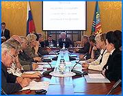 ></p><p class=c_tn>Губернатор Владимир Тихонов готов снова пригрозить текстильным магнатам банкротством их предприятий. Данные о налоговых поступлениях в бюджет с начала года показали, что ситуация с долгами текстильщиков не претерпела коренных изменений. На сегодняшнем заседании областной администрации глава региона дал команду вновь вызвать на ковер владельцев текстильного бизнеса. </p><p class=c_tn> Первая нашумевшая встреча с текстильными королями была в марте. Тогда губернатор потребовал от приглашенных, чтобы они немедленно начали платить налоги. И громко пригрозил, что в противном случае администрация сделает все, чтобы лишить магнатов их бизнеса и даже выдворить за пределы области особо несговорчивых. Магнаты слушали и мотали на ус. В то, что они все вдруг проявят сознательность и бросятся нести деньги в казну, мало кому верилось, однако выпады губернатора впечатление произвели. </p><p class=c_tn> С тех пор прошло полгода. Тема о налоговой совести текстильщиков всплыла в ходе отчета начальника главного управления экономического развития и торговли Владимира Сокова. Из зала поинтересовались, как обстоит ситуация с платежами в бюджет ряда текстильных предприятий. Подробной раскладки у Сокова под рукой не оказалось, но он отметил, что по сравнению с прошлым годом налоговые перечисления текстильщиков выросли на пятьдесят миллионов: «Это не очень много, но, по крайней мере, цифры уплаты налогов у нас, значит, улучшились по многим предприятиям. Некоторые так и остались, вообще, практически платят по нулям».</p><p class=c_tn>Однако преподнести цифру в пятьдесят миллионов как некий залог коренной перемены не получилось. А губернатор признал, что все его воспитательные беседы с текстильными магнатами пропали втуне: « Пятьдесят миллионов - это как раз не коренным образом. Это ничто на общем фоне уплаты налогов».</p><p class=c_tn>В  результате Тихонов дал команду готовить новое совещание с участием всех структур. Пока неизвестно, выльется ли оно в очередную порцию грозных филиппик из уст губернатора или дело дойдет  до серьезных решений. Сегодня Тихонов высказался и в том смысле, что не пора ли привести прежние угрозы в исполнение и кого-нибудь уже обанкротить. Правда, прозвучало это как-то не очень уверенно и явно без ораторского запала. </p><p class=c_av>Дмитрий Попов</p>
	
		<div class=