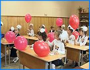 ></p><p class=c_tn>Сегодня начался новый учебный год. Во всех школах губернии прошли праздничные линейки. Особенным этот день стал для первоклассников. По традиции в их адрес звучали поздравления и пожелания учиться на четыре и пять. Активное участие в празднике приняли сотрудники ГАИ и правоохранительных органов. На входе в школы был устроен досмотр личных вещей. На праздничной линейке в шестьдесят седьмом ивановском лицее побывал наш корреспондент.</p><p class=c_tn>Этой осенью в лицее за парты сядут пятьдесят шесть первоклассников. Сегодня им все внимание и почет. Старшеклассники встречают малышей стоя. В зале яблоку негде упасть. Родители первоклассников разместились вдоль стенок. Волнуются все, особенно родители первоклашек. Сергей Хлыстов сегодня отправил сына в первый класс, очень переживает сейчас и уже уверен, что у семьи возникнут серьезные проблемы, чтобы поднять его на ноги. Школа и образование сейчас – удовольствие дорогое.</p><p class=c_tn>Малыши же от проблем пока далеки. С удовольствием играют со сказочными персонажами, коллективно собирают школьный ранец. Признаются, что хотят побыстрее сесть за парты. Тем более, что основные навыки у некоторых уже есть. Многие уже умеют читать, некоторое даже писали письма, например, бабушке.</p><p class=c_tn>Как один первоклассники обещают учиться на четыре и пять. Даже произносят клятву лицеиста. Директор школы просит родителей поподробнее разъяснить детям смысл этих слов - что бегать по школе нельзя, что нужно быть прилежными и послушными. Но это потом. А пока главное - произнести заветные слова.   </p><p class=c_tn>Все это время у школы дежурит сотрудник ГАИ. У крыльца здания - милиционер. Во избежание террористических актов с раннего утра инспекторы осмотрели школу и прилегающую к ней территорию. На входе в здание был устроен досмотр личных вещей. Милиционеры говорят, что проверяли абсолютно всех, но праздника это не испортило, родители были даже рады, что так заботятся о безопасности их детей.</p><p class=c_tn>А продолжился праздник уже в классе. Малыши с удовольствием заняли свои места за партами. Одни сразу приняли вид серьезных покорителей наук, другие гордо улыбались. Но тема разговоров была у всех одна - завтра они придут на первый урок, а значит, станут полноправными школьниками. </p><p class=c_av>Олеся Чирко</p>
	
		<div class=