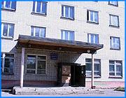 ></p><p class=c_tn>Иногородним студентам машиностроительного колледжа в Иванове негде жить - с началом учебного года  общежитие не открылось. Там нет холодной воды из-за аварии на  водопроводе. Студентов из Пучежа, Вичуги, Тейкова руководство общежития вынуждено было отправить по домам. </p><p class=c_tn></p><p class=c_tn>Водопроводные трубы в общежитии не меняли двадцать лет. Двадцать первого августа их порвало. Воды в подвале было по колено. Ее сразу же перекрыли, и до сих пор здесь засуха. Ремонтные работы начались только сейчас.  Трубы полностью заменили только в самом здании. Заместитель директора Ивановского машиностроительного колледжа Сергей Оловянников признается, что денег на нормальный ремонт просто нет: «Чтобы произвести капитальный ремонт всех коммуникаций, которые проходят в подвале, нужны очень большие средства, в настоящий момент на счету техникума имеется всего семнадцать тысяч рублей, исходя вот из этого производится частичный, выборочный ремонт системы водопровода, то есть тех участков которые пострадали».</p><p class=c_tn>Часть комнат колледж сдает семьям. Светлана Морева живет здесь уже третий год. В день, когда отключили воду, Светлану как раз выписали из роддома. Вернувшись домой с маленькой Камилой, выяснилось, что проблемы уже начались. Чтобы искупать новорожденную малышку, приходилось старшего сына отправлять за водой на улицу, когда приходят врачи проверить ребенка, им даже нечем помыть руки.</p><p class=c_tn>Воду сюда носят из ближайшего колодца. Гарантий, что по окончании ремонта про подземную воду можно будет забыть, нет. Прорвать трубы может в другом месте. Рабочие обещают закончить работы уже в ближайшие выходные, но пока более двухсот студентов из разных районов области заселять нельзя. По плану это нужно было сделать тридцатого августа, но комендант общежития вынуждена была отправить всех по домам. Оставили только вещи, чтобы студенты из отдаленных районов не возили их туда-сюда. Впрочем, для общежития отсутствие воды – не единственная проблема, не хватает вахтеров и уборщиц. На зарплату в девятьсот сорок рублей работать не идут даже пенсионеры, поэтому, комендант общежития Валентина Фомина сама выполняет обязанности вахтера. И никто не может дать ответа: где будут жить иногородние студенты, у которых в понедельник начнутся занятия. </p><p class=c_av>Марина Четверткова</p>
	
		<div class=