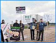 ></p><p class=c_tn>Шуяне вновь протестуют против запуска деревоперерабатывающего предприятия Эггер. На этот раз инициаторами возмущения стала организация Шуя молодая. Ранним утром у проходной предприятия был организован пикет. Самым активным участником акции стала шуйская молодежь. </p><p class=c_tn>Стук митингующих раздавался у проходной деревоперерабатывающего предприятия с раннего утра. Девушки и парни из общественной организации Шуя молодая вышли к Эггеру с транспарантами. Никаких слов - только стук и лозунги, некоторые из них даже излишне красноречивые. За порядком следили двенадцать милиционеров. Горожане выстроились вдоль дороги. Активисты в противогазах раздавали всем листовки с призывом остановить строительство. Некоторые рядовые горожане поддерживают экологический протест, будучи уверенными, что работа предприятия грозит вымиранием населения.  </p><p class=c_tn>Правда, на референдуме год назад это мнение оказалось в меньшинстве. У организаторов сегодняшней акции есть сомнения в честности итогов. И вообще, говорят жители, все отношения между ними и акционерным обществом были изначально построены на лжи. Активисты уверены, что вместо отходов «Эггер» перерабатывает древесину высшего качества.</p><p class=c_tn>Правда, это не строевые сосны, а самые обычные березы. Но объемы привозимой древесины, говорят шуяне, постоянно растут. Руководство Эггера от комментариев на телекамеру отказалось. К пикетчикам начальство тоже не вышло, объясняя это тем, что такой просьбы от горожан не поступало. Через полчаса стучащий пикет у предприятия закончился. Позднее действия развернулись у Законодательного Собрания области. Те же листовки и лозунги. И не важно, говорят пикетчики, что парламентарии в отпуске. Главное обозначить свою позицию и призвать ивановцев присоединиться к борьбе.</p><p class=c_tn>Проведенными пикетами молодежь осталась довольна. Если акция положительных результатов не принесет, готовы организовать митинг и даже повторный референдум. </p><p class=c_av>Олеся Чирко</p>
	
		<div class=
