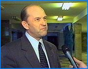 ></p><p class=c_tn>Преодоление вето - это не экономическая, а политическая акция. Так считает глава города Александр Грошев. По его мнению, это популистское депутатское решение было подготовлено заранее и согласовано с исполкомом Единой России.  Кроме того, городские власти предрекают уменьшение бюджетных поступлений и ухудшение социального положения граждан после того, как решение будет реализовано. </p><p class=c_tn>Начиная с первого января текущего года, то есть задним числом, депутатское решение предусматривает сокращение  платежей за тепло и горячую воду примерно на тридцать процентов. Но глава города и руководители муниципальных предприятий уверены, что это решение не продумано ни технически, ни экономически. Мэр города говорит, что был готов к такому повороту событий: «Я иного решения не ожидал. Оно было подготовлено заранее и согласовано исполкомом Единой России. Я не сомневался, что именно это решение и пройдет».</p><p class=c_tn>По словам генерального директора Ивгортеплоэнерго Сергея Саванова, новые нормы потребления сильно ударят как по бюджетам МУПов, так и по наполняемости городской казны в целом. А для Ивгортеплоэнерго последствия могут быть катастрофические: «То, что мы последние 2 года работали, снижали наши долги, пытались сохранить в городе тепло... На сегодняшний день я не пытаюсь никого пугать. То, что я реально вижу пока на данный момент, в рамках технических решений, которые приняты, могут быть серьезные проблемы. В том числе и с ограничениями и совсем остальным прочим». </p><p class=c_tn>Однако, похолоданием в квартирах ивановцев и отсутствием  горячей воды летом эта история не закончится. Главный вопрос кто и когда возместит муниципальным предприятиям многомиллионные убытки.  Сам же Александр Грошев считает, что преодоление вето  - это всего лишь очередная политическая акция единоросов. Благодаря Единой России, целому ряду малоимущих семей с этого года придется расстаться с финансовой поддержкой со стороны государства. Сейчас многим из них присылают квитанции с перерасчетом субсидий за прошедшие восемь месяцев, соответственно не в пользу получателей.   </p><p class=c_tn>Александр Грошев уверен, что после сегодняшнего заседания Думы вопрос с тепловыми расценками  остается открытым. В пятидневный срок мэр должен будет ознакомиться с новыми документами, а затем  оспорит депутатское решение в суде.  </p><p class=c_tn></p><p class=c_av>Владимир Еремин</p>
	
		<div class=